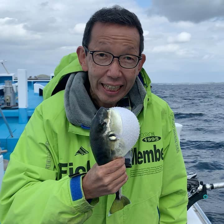 川目梢のインスタグラム：「がーさす、アナウンサーだね  フグをマイクにする松本さん🎤 釣れないと、こうゆう遊びが始まる✋  #釣り #釣り好きな人と繋がりたい #釣りガール #釣りスタグラム #釣り好き #釣りバカ」