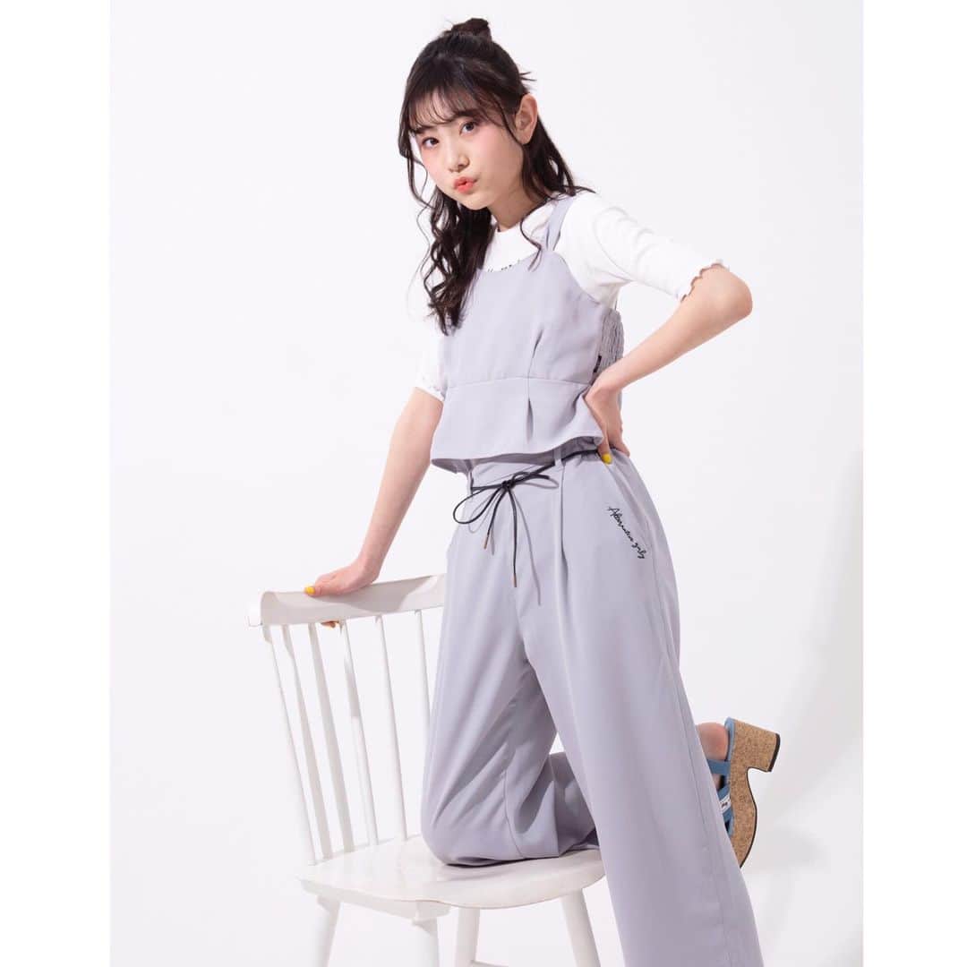 ALGY 【alternative + girly ＝ ALGY 】さんのインスタグラム写真 - (ALGY 【alternative + girly ＝ ALGY 】Instagram)「.﻿ ニコ☆プチ × ALGYコラボアイテム♥﻿ ー﻿ 昨年11月にみんなに投票してもらったものがついに完成！﻿ トレンドの淡色くすみカラーで大人っぽガーリーな着回しのしやすいアイテム＊﻿ ﻿ ❤︎ニコ☆プチコラボビスチェ＆リブTセット　￥3,630　﻿ ［ 着用カラー：サックス ］﻿ ビスチェはウエスト部分をきゅっとさせたシルエットだからゆったりボトム、ぴったりボトム色んなボトムと相性バツグン◎﻿ ビスチェとリブTは別々でも着れるよ♪﻿ ﻿ ❤︎ニコ☆プチコラボりぼん付きワイドパンツ　￥3,960　﻿ ［ 着用カラー：サックス ］﻿ 太すぎず、細すぎないちょうどいいきれいラインのワイドパンツ柔らかい生地でさらっと履けるのもポイント＊﻿ ﻿ ▼ ALGY SHOP ▼﻿ 4/23(金)発売予定♪﻿ ※SHOPにより発売日が異なることもございます。﻿ ▼ F.O.Online Store ▼﻿ 4/23(金)21:00～発売予定♪﻿ ﻿  ALGY HPをチェックしてね📱 ▷ハイライトの［❤︎ニコ⭐︎プチ×ALGYコラボ❤︎］からALGY HPにとべるよ☁️  #ALGY#アルジー#ニコプチ#ニコプチコラボ#プチモ#近藤藍月 ちゃん」4月21日 12時49分 - algy_official