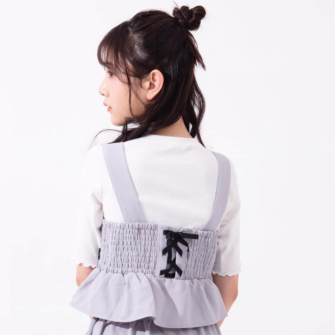 ALGY 【alternative + girly ＝ ALGY 】さんのインスタグラム写真 - (ALGY 【alternative + girly ＝ ALGY 】Instagram)「.﻿ ニコ☆プチ × ALGYコラボアイテム♥﻿ ー﻿ 昨年11月にみんなに投票してもらったものがついに完成！﻿ トレンドの淡色くすみカラーで大人っぽガーリーな着回しのしやすいアイテム＊﻿ ﻿ ❤︎ニコ☆プチコラボビスチェ＆リブTセット　￥3,630　﻿ ［ 着用カラー：サックス ］﻿ ビスチェはウエスト部分をきゅっとさせたシルエットだからゆったりボトム、ぴったりボトム色んなボトムと相性バツグン◎﻿ ビスチェとリブTは別々でも着れるよ♪﻿ ﻿ ❤︎ニコ☆プチコラボりぼん付きワイドパンツ　￥3,960　﻿ ［ 着用カラー：サックス ］﻿ 太すぎず、細すぎないちょうどいいきれいラインのワイドパンツ柔らかい生地でさらっと履けるのもポイント＊﻿ ﻿ ▼ ALGY SHOP ▼﻿ 4/23(金)発売予定♪﻿ ※SHOPにより発売日が異なることもございます。﻿ ▼ F.O.Online Store ▼﻿ 4/23(金)21:00～発売予定♪﻿ ﻿  ALGY HPをチェックしてね📱 ▷ハイライトの［❤︎ニコ⭐︎プチ×ALGYコラボ❤︎］からALGY HPにとべるよ☁️  #ALGY#アルジー#ニコプチ#ニコプチコラボ#プチモ#近藤藍月 ちゃん」4月21日 12時49分 - algy_official