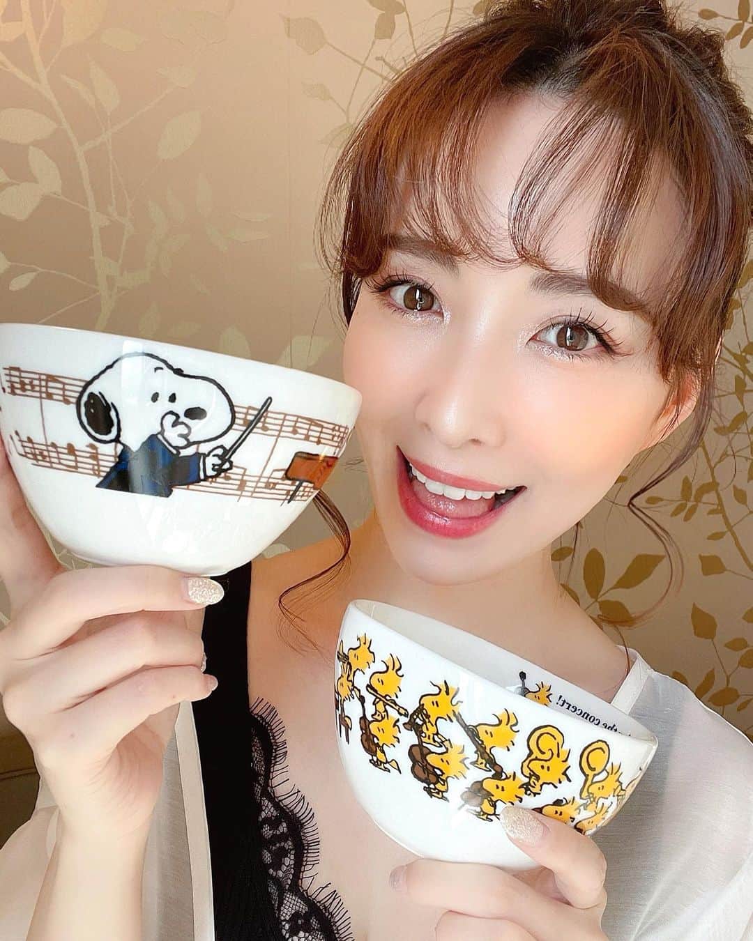 瀬戸早妃のインスタグラム：「タッタッタッパーンパーン♪🎼🎷 . fffのオケピでのシーンを再現してみるみたいで…ついつい可愛くて買っちゃいました🧡 . のぞ様、元気かな…🥺✨ エリザベートのガラコンのお写真が素敵で、 友達と大盛り上がり♪ . #fff #フォルティッシッシモ #ベートーヴェン #オケピ #望海風斗 さま #宝塚 #雪組 #スヌーピー #SNOOPY #オーケストラ」