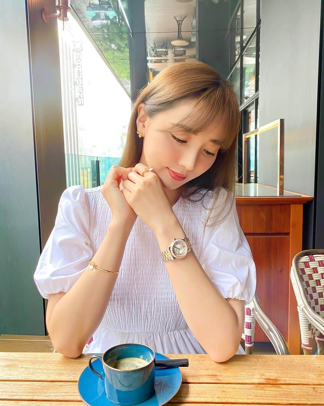 岡部あゆみさんのインスタグラム写真 - (岡部あゆみInstagram)「Ginza☕️﻿ お仕事の方と打ち合わせランチ🍽﻿ テラス席が気持ちいい天気ですね🌺🌞﻿ ﻿ 着けている時計は @chopard ﻿ 中でくるくる動くダイヤモンドを見ていると なんだか幸せな気持ちになる🦋✨﻿ ﻿ Watch & Jewelry @Chopard﻿ #ChopardHappyDiamonds #WhatMakesMeHappy #ad #ショパール #ハッピースポーツ」4月21日 13時44分 - ayumi_okabe