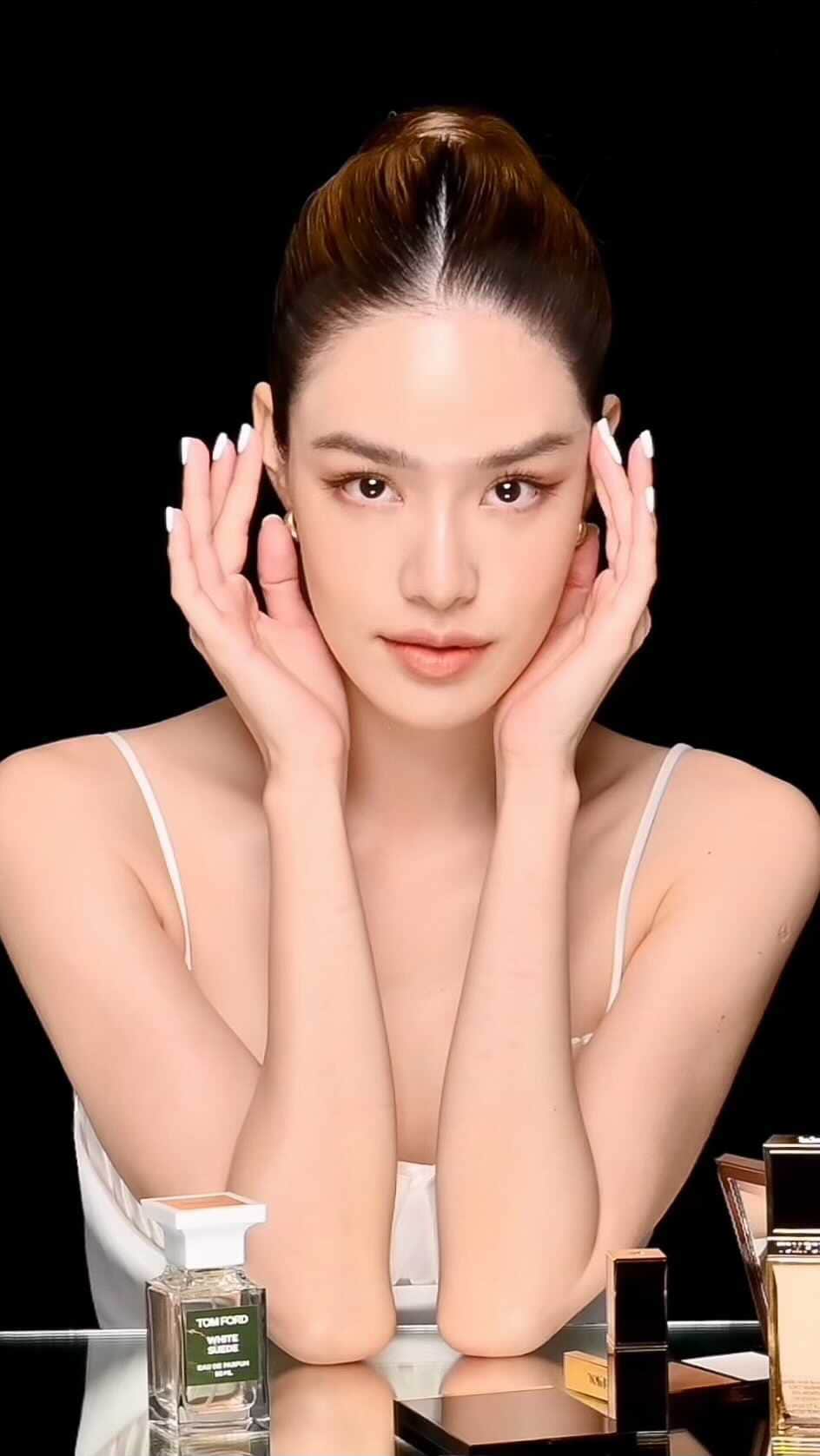 グレース＝カンクラオのインスタグラム：「รองพื้นตัวนี้บอกเลยว่าเลิฟสุดๆ เนื้อบางเบาให้ฟินิชที่ glow แบบเป็นธรรมชาติ ผิวแลดูสุขภาพดี และมีคุณสมบัติในการบำรุงผิวให้เนียนสวย เล่นแสงและเงาให้ผิวดูมีมิติ และยังคงความ glam ในแบบฉบับของ Tom Ford ค่ะ  ลุคนี้ใช้เครื่องสำอางของ Tom Ford ทุกชิ้น คือเลิฟมาก ทำให้ everyday look ของเกรซและทุกๆคน ปังได้ง่ายๆ ต้องจัดและแต่งตามกันแล้วค่า!! ❤️ ช้อปได้ที่เคาน์เตอร์ Tom Ford ทุกสาขา หรือช้อปออนไลน์ที่ Central Online, The Mall Online และ Sephora Online #SHADEANDILLUMINATE #TFFACE #TOMFORD @TOMFORDBEAUTY」