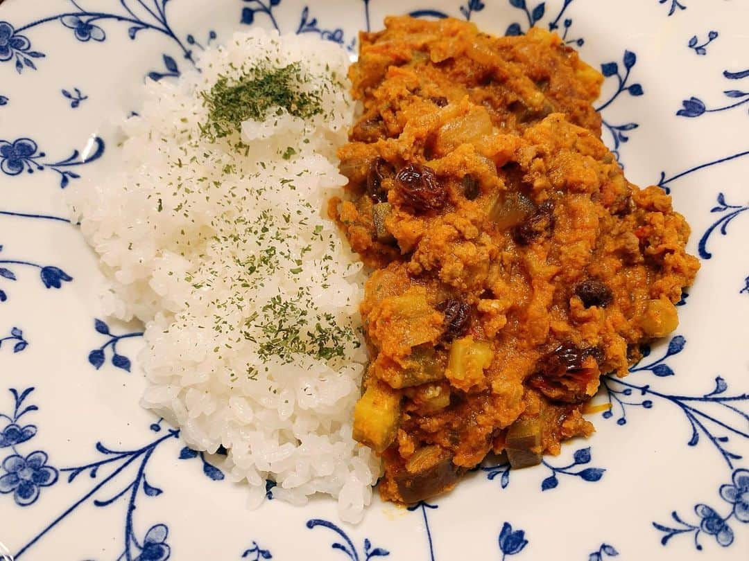 内田嶺衣奈さんのインスタグラム写真 - (内田嶺衣奈Instagram)「久しぶりに、 おうちごはんいろいろ🍽  ＊トマトリゾット🍅 トマトをくり抜いてカップに☺️ 可愛く仕上がりましたが、 量があまり入らず、結局二杯分食べました🤭笑  ＊しらすのブルスケッタ 生しらすが旬のうちに！  ＊野菜たっぷりドライカレー レーズン、ヨーグルト、お野菜色々 にんにく・生姜多めが好きです🍛  ＊ヤンニョムチキン 甘辛だれで食欲がない時にも🙆‍♀️  ＊お刺身と春菊 すだちドレッシングで食べるのにハマっています🐟さっぱり  ＊オニオングラタンスープ チーズ🧀たっぷりめ🫕  ＊麻婆茄子ピーマン🍆🫑  #おうちごはん」4月21日 14時51分 - reina.uchida