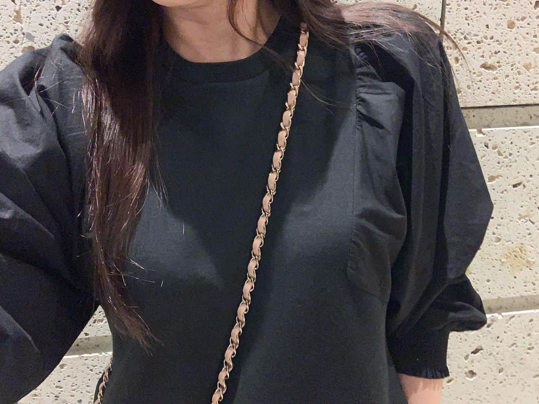 中根麗子のインスタグラム：「今日は気持ちいい天気。 それだけで幸せ。 寒いの苦手。。。 ボリュームスリーブ大好き💗  #ootd  #black  #volumesleeve」