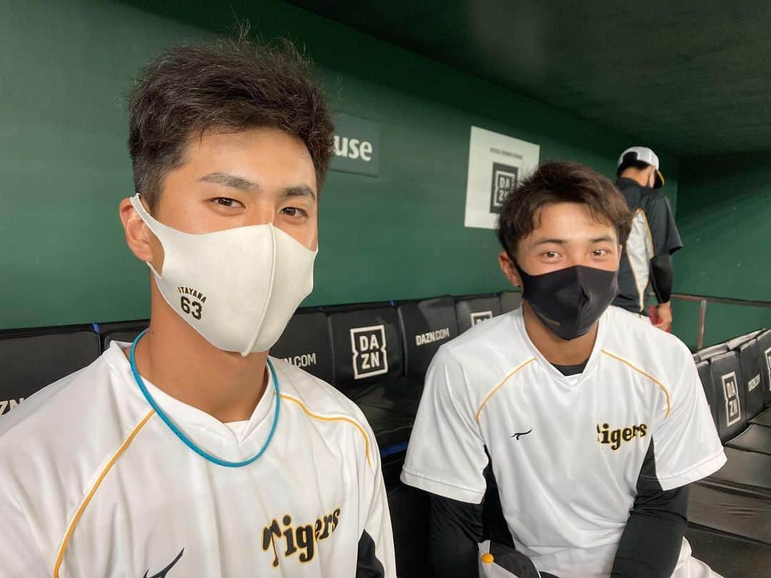 阪神タイガースさんのインスタグラム写真 - (阪神タイガースInstagram)「今日も東京ドームでジャイアンツとの一戦です！試合前練習前の選手たちの表情をお届けします😄 #板山祐太郎 選手 #熊谷敬宥 選手 #佐藤輝明 選手 #中野拓夢 選手 #桑原謙太朗 選手 #小林慶祐 選手 #ロベルトスアレス 選手 #ジェフリーマルテ 選手 #橘通訳 #阪神タイガース #挑超頂  #伝統の一戦」4月21日 15時31分 - hanshintigers_official