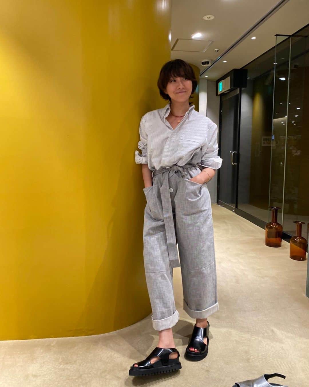 風間ゆみえのインスタグラム：「似合わないと思っていても着てみたら意外と似合ったりもして。  そんなときは嬉しくなっちゃって、オールインワンでちょっと面倒だと思うことも忘れる能力がある。笑  私にはなんだか新鮮で、そして、少しオーバーサイズを購入。  @plan_c_official」