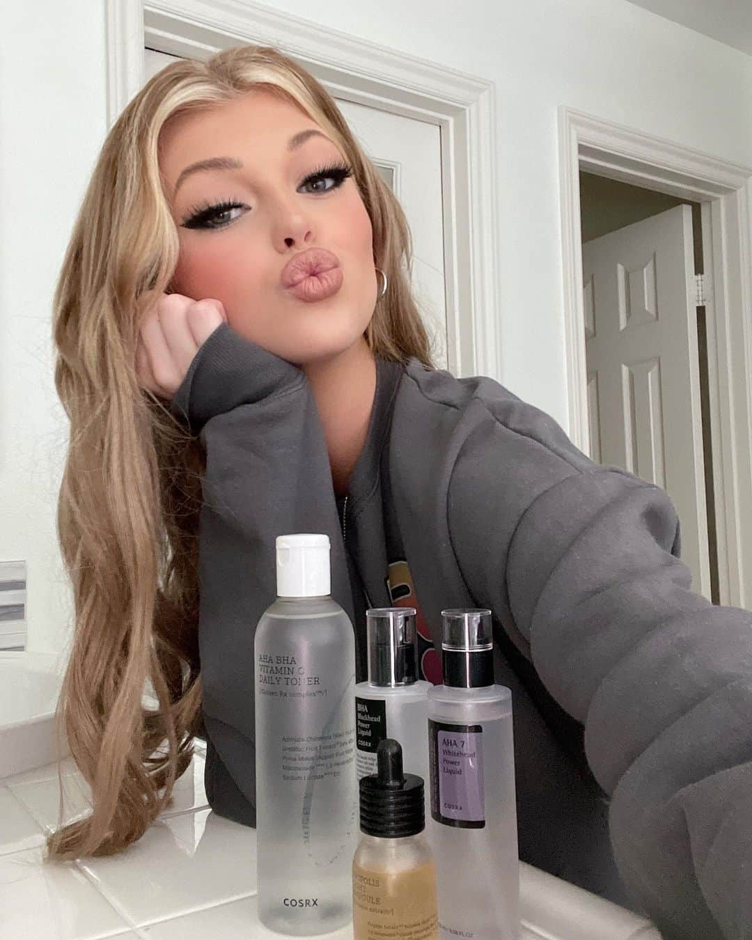 ローレン・グレイさんのインスタグラム写真 - (ローレン・グレイInstagram)「obsessed with my skincare routine from @cosrx 🤍🪐  use code LORENGRAYWITHCOSRX at cosrx.com #COSRX」4月22日 2時00分 - loren