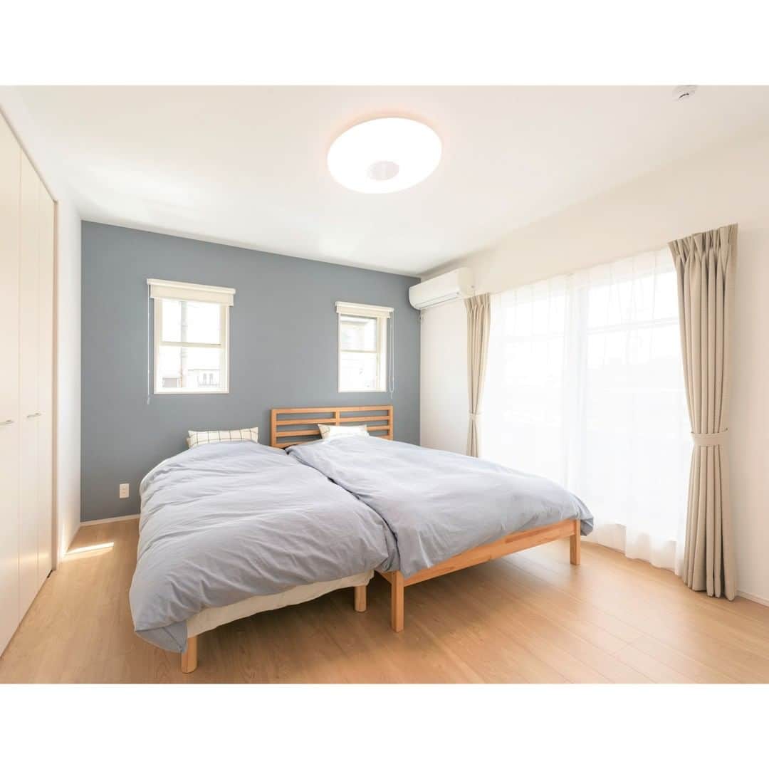 タマホーム株式会社さんのインスタグラム写真 - (タマホーム株式会社Instagram)「~お客様のおうち~ 薄いブルーグレーとナチュラルウッドの北欧コーディネートがおしゃれな寝室。 いつも優しい空気に包まれる心地よさが魅力。 - - ---お知らせ タマホームの良質低価格住宅をご体感ください！ はじめての「予約来場」でQUOカード４０００円分を進呈。 開催期間｜４月２５日(日)まで全国一斉開催中 ※進呈には一部条件がございます。あらかじめご了承ください。 詳しくはタマホーム公式HPをご覧ください。 - - #寝室 #寝室インテリア #アクセントクロス #北欧ナチュラル #bedroom  #タマホーム #施工事例 #実例 #木造住宅 #自由設計 #注文住宅 #新築住宅 #新築戸建て #家 #マイホーム #住まい #住宅ローン #家づくり #家づくりアイデア #マイホーム計画 #空間デザイン #空間設計 #上質な暮らし #housedesign #homedecor」4月21日 18時00分 - tamahome_official
