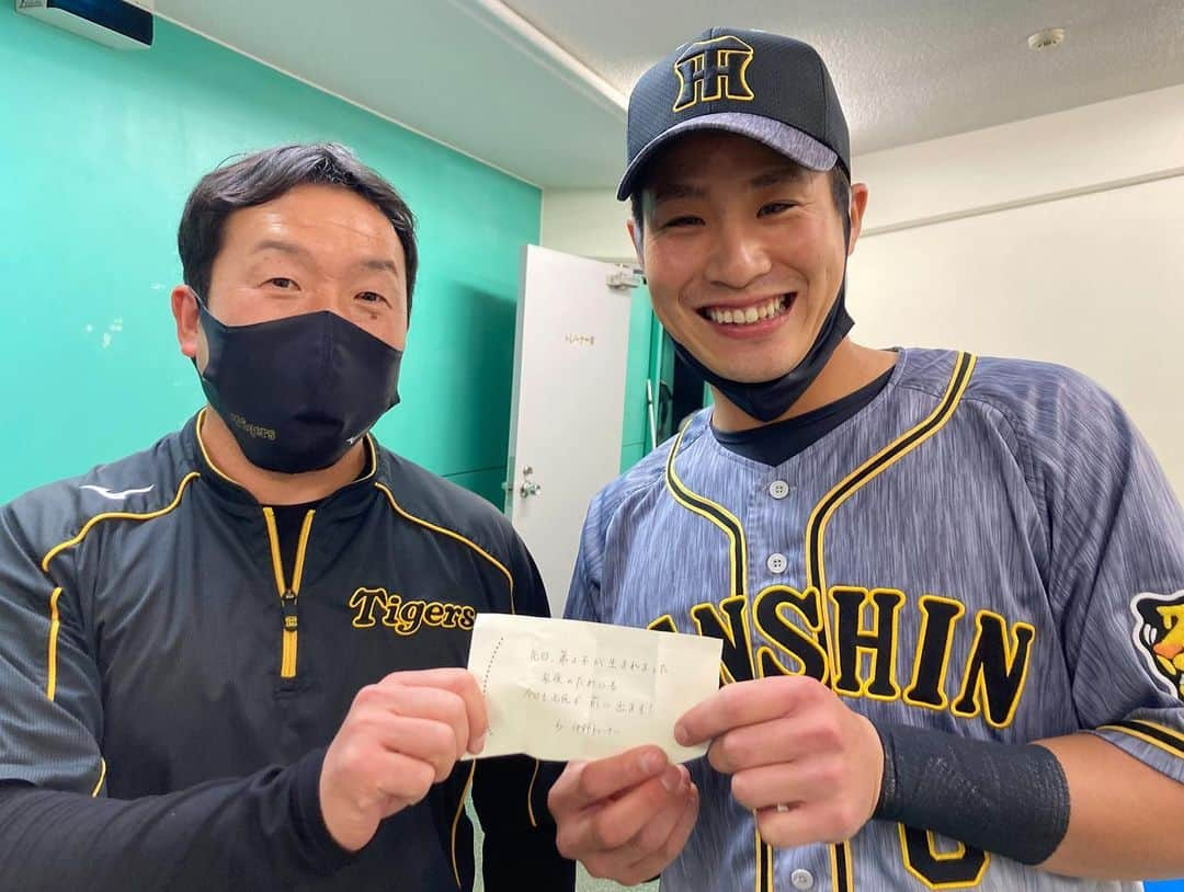 阪神タイガースさんのインスタグラム写真 - (阪神タイガースInstagram)「今日も声出しは木浪選手！ 今日も名言が…✨ #木浪聖也 選手　 #北川博敏コーチ  #仲野トレーナー　 #おめでとうございます！ #今日の円陣 #阪神タイガース #挑超頂」4月21日 18時00分 - hanshintigers_official