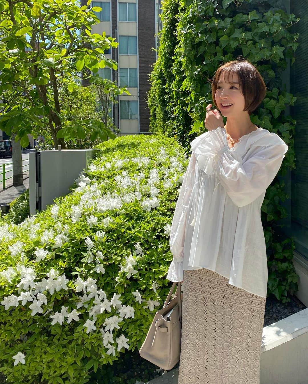 篠田麻里子さんのインスタグラム写真 - (篠田麻里子Instagram)「舞台の衣装合わせ☺️始まるのが今から楽しみです🙋‍♀️ 今日は夏日✨ここから暖かくなるのかなぁ🤓 白ブラウス可愛😍😍  tops @journalstandard.jp  skirt @clane_official  shoes @chloe   #大人コーデ#ootd #marikoday#大人かわいい」4月21日 18時06分 - shinodamariko3