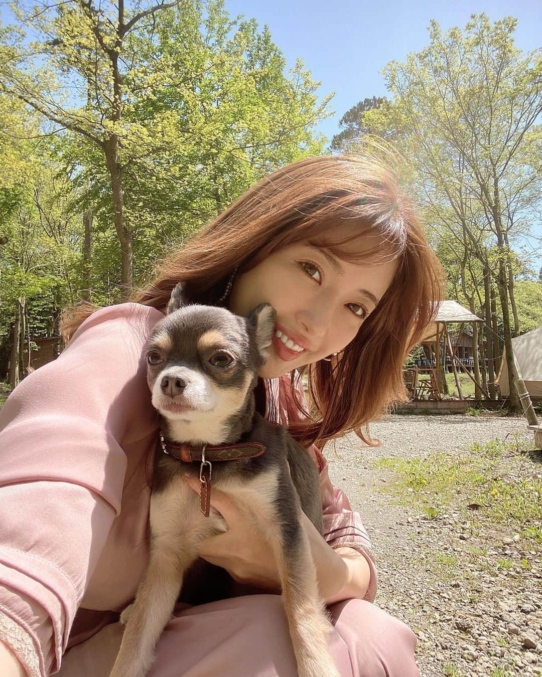 舟山久美子（くみっきー）さんのインスタグラム写真 - (舟山久美子（くみっきー）Instagram)「Glamping〜🏕  先日、冬から計画していて ずーっと楽しみにしていたグランピングにお友達夫妻と行ってきました…！ 突然サプライズでケーキ🎂が出てきて涙😢本当に有難う…♡  緑が本当に大好きで身体の全身の力が抜けて最高に気持ちよかったぁ🌿  茶々君も嬉しそうすぎて微笑ましい😂🦋(最後の動画見てね♡)  先輩夫婦から良くアドバイスを頂く… 今のうちに夫婦の時間を大切にしてね♡ と言うお言葉を胸に刻んみながらも、 このご時世なので最善の配慮の中で想いで作り☺️  今日であっと言う間に6ヶ月突入です🥰 ストーリーズでアップしたらみんなのトツキトオカも 送ってくれて…可愛かったぁ🙈  明日は久しぶりの健診っ♪わくわく。  #グランピング　#東京クラシックキャンプ #キャンプ　#自然　#プレママ　#マタニティ記録 #妊娠6ヶ月 #21w0d」4月21日 18時25分 - kumikofunayama