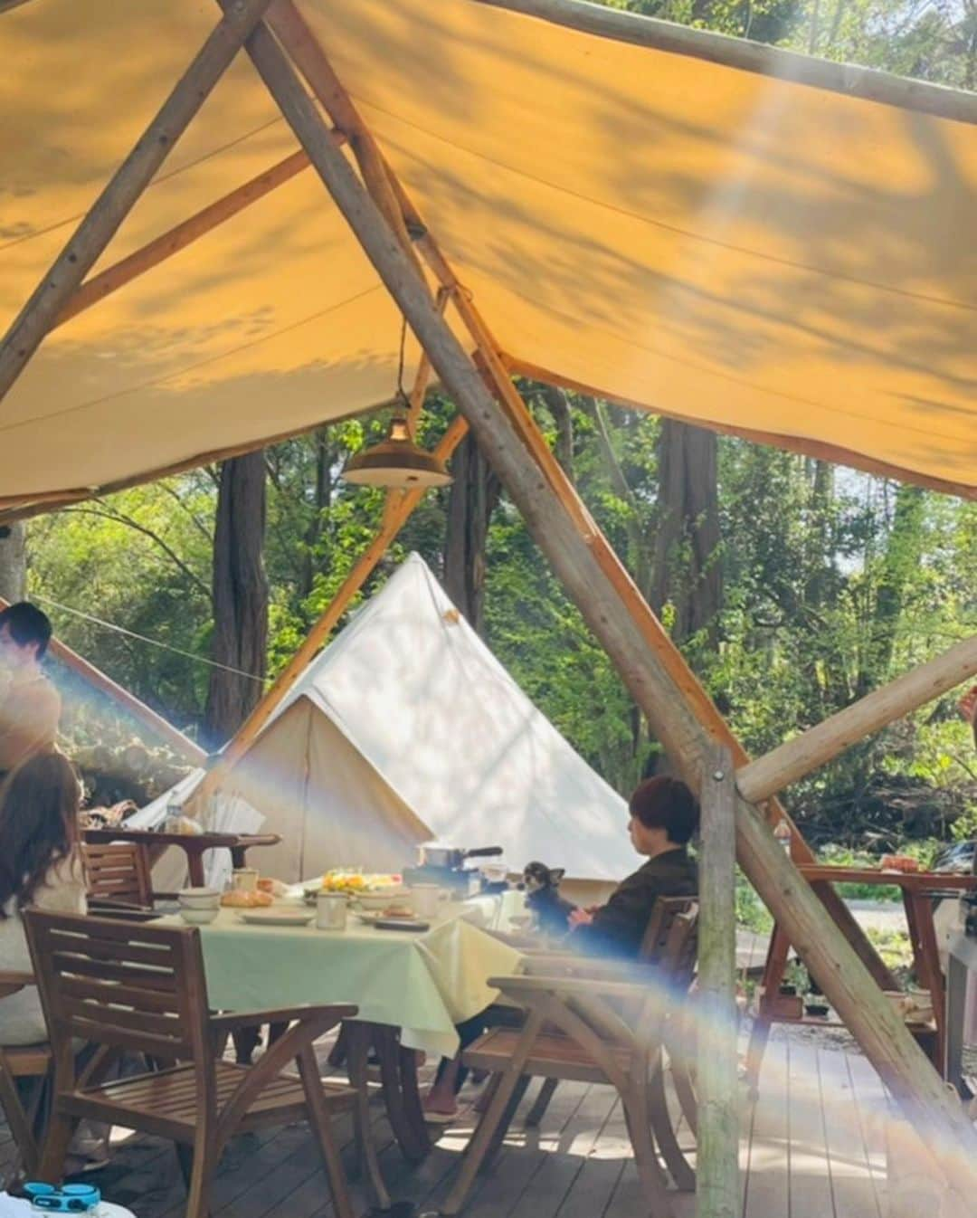 舟山久美子（くみっきー）さんのインスタグラム写真 - (舟山久美子（くみっきー）Instagram)「Glamping〜🏕  先日、冬から計画していて ずーっと楽しみにしていたグランピングにお友達夫妻と行ってきました…！ 突然サプライズでケーキ🎂が出てきて涙😢本当に有難う…♡  緑が本当に大好きで身体の全身の力が抜けて最高に気持ちよかったぁ🌿  茶々君も嬉しそうすぎて微笑ましい😂🦋(最後の動画見てね♡)  先輩夫婦から良くアドバイスを頂く… 今のうちに夫婦の時間を大切にしてね♡ と言うお言葉を胸に刻んみながらも、 このご時世なので最善の配慮の中で想いで作り☺️  今日であっと言う間に6ヶ月突入です🥰 ストーリーズでアップしたらみんなのトツキトオカも 送ってくれて…可愛かったぁ🙈  明日は久しぶりの健診っ♪わくわく。  #グランピング　#東京クラシックキャンプ #キャンプ　#自然　#プレママ　#マタニティ記録 #妊娠6ヶ月 #21w0d」4月21日 18時25分 - kumikofunayama