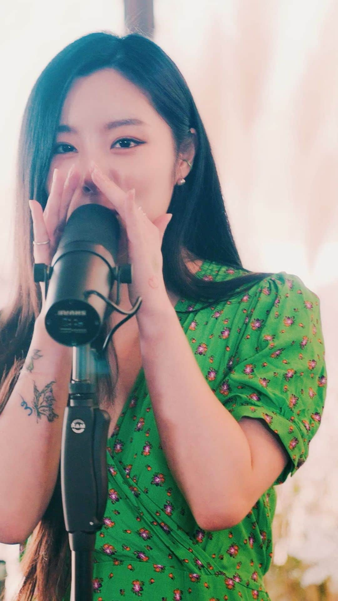 フィインのインスタグラム：「- 🌸 봄이 너에게 🌸 special live clip (Springtime)  🎬 @soooyk1990   🔗 https://youtu.be/vgQSKH365Xs」