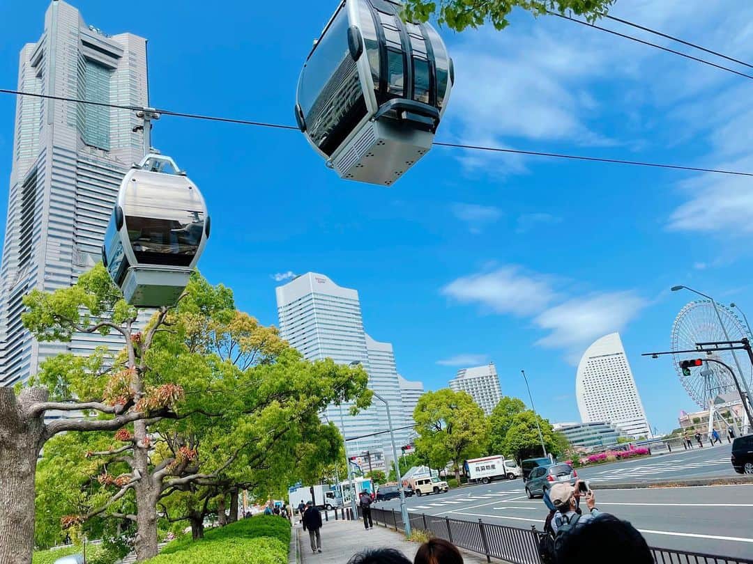 小澤陽子さんのインスタグラム写真 - (小澤陽子Instagram)「𝚊𝚝 𝚠𝚘𝚛𝚔☻  先日、取材で久々にみなとみらいに行ったら 『近未来』を感じさせる街並になっていました…！！🏙🎡  都市型ロープウェイが完成していて 変わった地元の姿に、感動すら覚えて 心がはしゃいでしまいました…😂🌸  #地元 #横浜 #よーこfromよこはま #みなとみらい #近未来」4月21日 19時12分 - yoko.ozawa729
