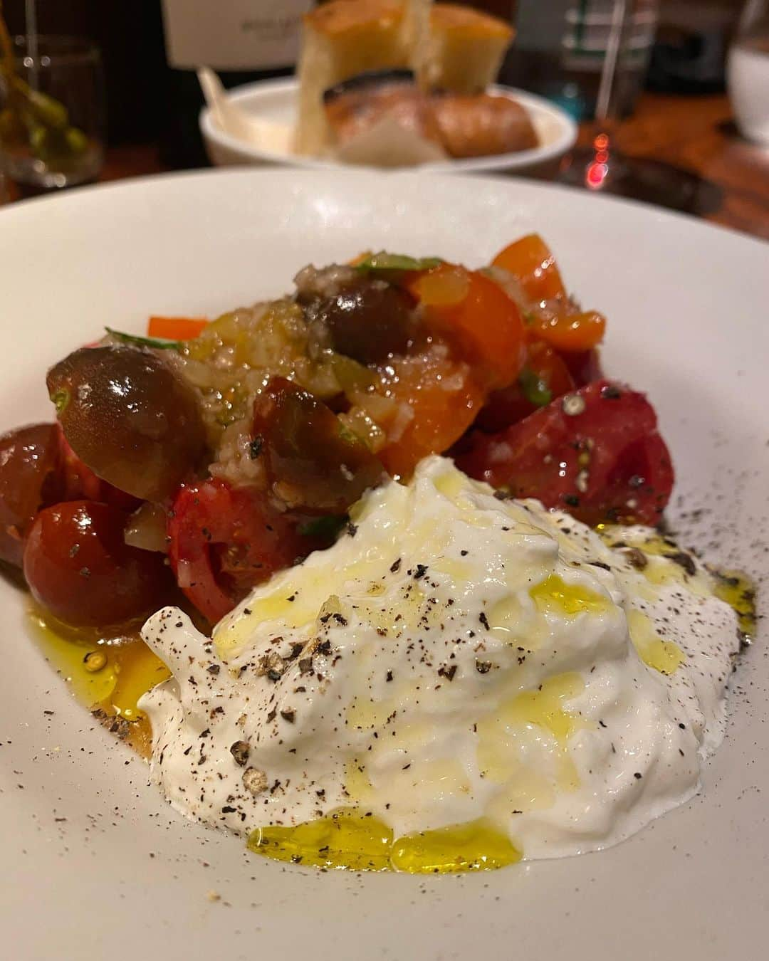 濱野りれさんのインスタグラム写真 - (濱野りれInstagram)「"Bottega" ITALIAN🍝 Wanted to eat good pasta♥️ I was able to taste both winter truffles and summer truffles ✨ The best of today is "Cheese with honey"🐝♥️♥️♥️It's perfet match, isn't it?? . "ボッテガ" 美味しいパスタが食べたくて♥️ 当日奇跡的にとれた🥺 今回はアラカルトにしたよん♪ 女子会で使いたいお店✍️✨ . #italianfood #pasta #summertruffe #wintertruffle #truffle #bottega #dinner #dinnertime #ボッテガ #イタリアン #パスタ #トリュフ」4月21日 19時12分 - riregram