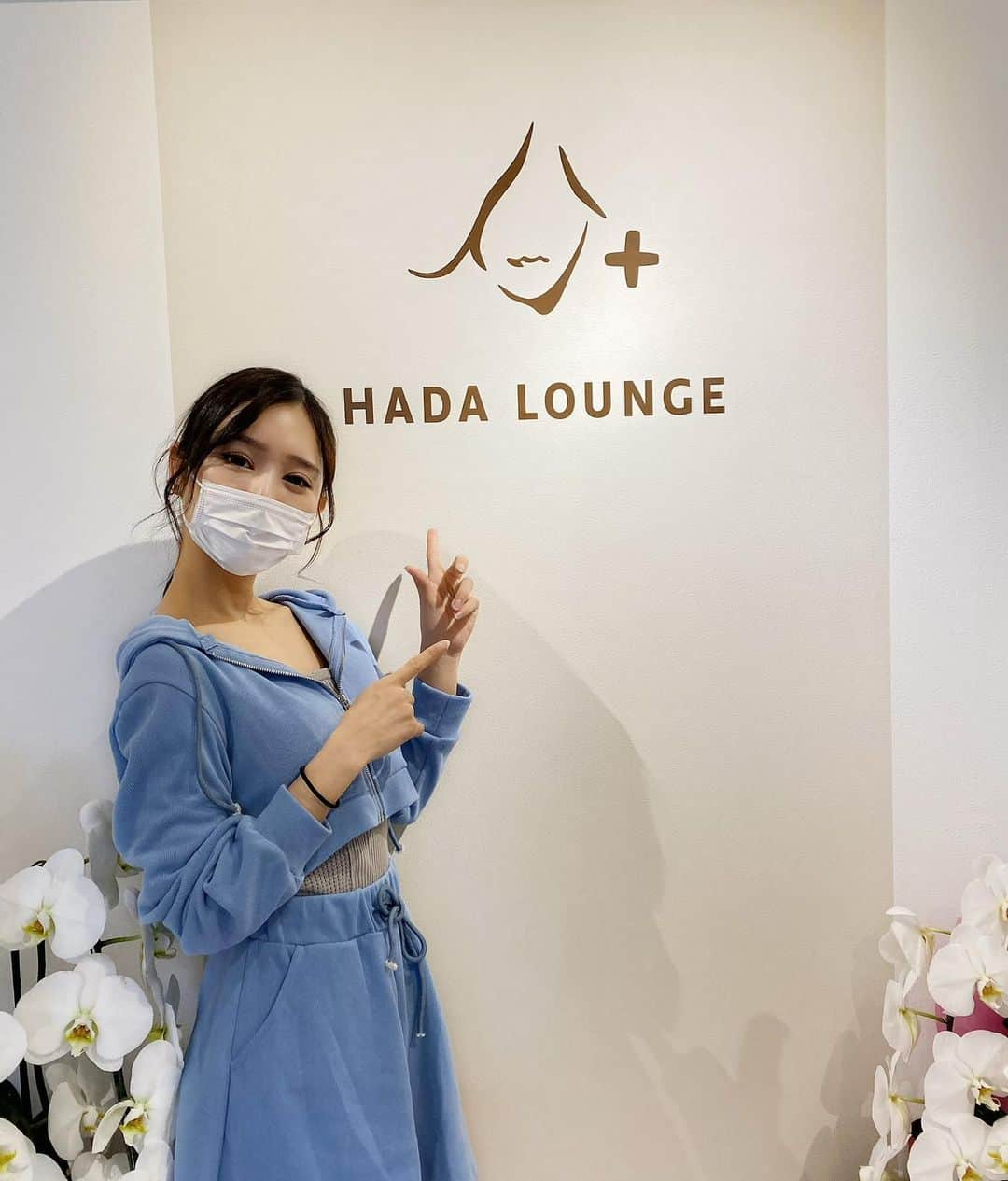 星奈あいさんのインスタグラム写真 - (星奈あいInstagram)「先日表参道にオープンしたHADA LOUNGE に 行ってきたよ✨✨ サロンの中は1枚目の写真のような白を基調とした明るい印象！ . 最初に自分でできるスキンチェッカーを使って自分の肌がどんな様子なのか調べるよ！ 結果は写真3枚目のような感じ♪わたしは乾燥しまくりでした😂😂 . お肌の様子がわかったら、メニューから気になっているものを選んで施術してもらいます！ 全部やりたくて悩むんだけど、先生と相談して決めてもらえるから自分に本当に必要なメニューを選べます♡ わたしはハイドラと美容注射が良いかなって思ってたんだけど先生のオススメでピーリング(2枚目の動画)と自分でやる美容液導入をしました♡！ 施術は完全個室で看護師さんにやってもらえるので、安心満足でした✨✨ . 最後に自分で選んだ美肌内服薬セットを貰って終了〜💊 これがサブスクで月額49.800円、今入会すると、オープン記念価格月額39.800円でできちゃうのはほぼ奇跡だよねえ😳！！ 詳しくは@hada__loungeのアカウントを見てみてね！ . ちなみにこの日着ていたこのばり可愛い水色のセットアップは@cream_sodaのもの！ 上は丈が短いパーカーみたいな感じで、下はハーフパンツになっているので別々でも履けるしとっても着心地が良いです♡ 気になったら是非アカウント、サイトを見に行ってみてね💍  #表参道#サロン#美容サロン#ハダラウンジ#hadalounge#美容サブスク#creamsoda#洋服通販#セットアップ#春服#かわいい#ファッション#星奈あい」4月21日 19時24分 - hoshina_r18