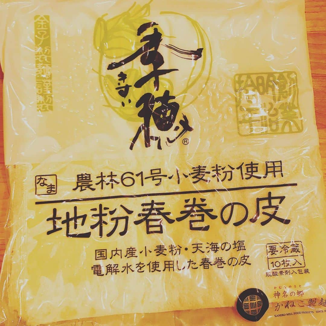 井上真帆さんのインスタグラム写真 - (井上真帆Instagram)「#春巻き作戦  困った時の春巻き作戦♡  弱火蒸し(ウォータースチーム)したお野菜が 中途半端に余ってしまった！  とか  子供にお野菜を食べてもらいたい！  とか  揚げ物をヘルシーに食べたい！  そんな時は 春巻きまきまき♪  #春巻きの皮 は #金子製麺の皮  が　美味♡  もうこれ以外の皮に 手を出せないくらい 美味しいです♪  デザートに #チョコバナナ と #自家製いちごジャム  で #春巻きの皮スイーツ  を用意していたのに、、、  息子くん、 電池切れで寝ちゃいました🤣  #インナービューティー  #声のめぐりで心地よく」4月21日 19時34分 - mahoinoue_powerofvoice