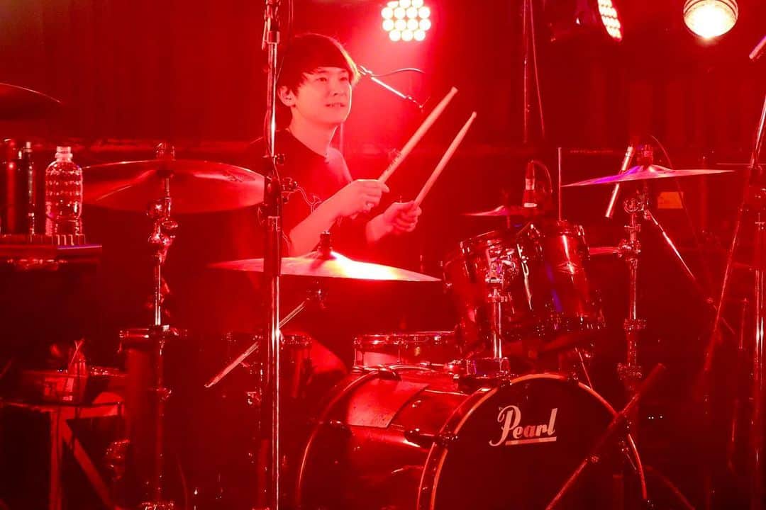 KENSUKEのインスタグラム：「素敵なライブショットいただきまきました！ 5月30日ワンマンライブ、開催できますように…🙏 #Qyoto #live #liveshot #drums #kensuke」