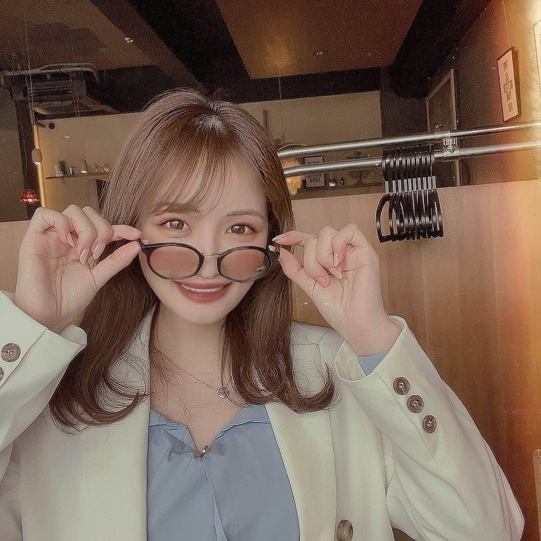 餃子のりさちゃんのインスタグラム：「#サングラス女子  prで頂いたのですが DMが全部消えてしまって どこのブランドかわからないです。 もう一度DMください_(._.)_」
