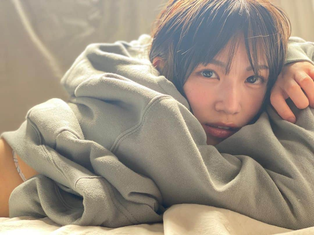 村上りいなさんのインスタグラム写真 - (村上りいなInstagram)「イワタさんに撮って頂きました！📸  今回は、パーカーとグラビアです✨　  #artiwata #アートイワタ さん #グラビア #bikinimodel #model」4月21日 19時51分 - riina_murakami