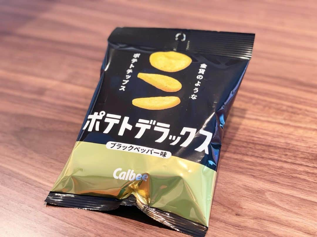 真飛聖さんのインスタグラム写真 - (真飛聖Instagram)「Calbee🥔  『ポテトデラックス』 はい！ これまた 美味しいーーー✨  私の大好物の『うすしお』と比べると、 かなり分厚さはあるけど ブラックペッパーがよく効いてて、いいんです☺︎  くせになるなぁ〜  また 言っちゃおう。 あーーー ポテチ、大好きだぁーーー♡  #Calbee #ポテトデラックスブラックペッパー」4月21日 20時07分 - sei_matobu