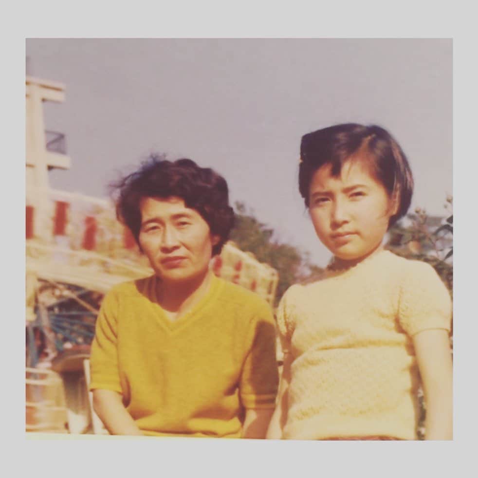 大和田美帆さんのインスタグラム写真 - (大和田美帆Instagram)「#岡江フェスティバル  あと『２日』です。  こちら、  [岡江さん、5歳で顔が出来上がる]  な写真(*´-`) 本編では使わない写真です。 本人もいつも 「老け顔だった」って言ってたけれど とにかく大人みたい。 怖いくらい大人みたい🤣  隣は祖母。 顔はあまり似てないけれど  一人旅が好きで 自分が働いたお金で 自分の好きなことをするのが好きで 家族と仕事が好きな 自立した女性ということ。 は共通してる母と娘。  #岡江久美子#死に方ではなく生き方を覚えててほしい#音楽とともに#23日#12時から#生配信#24と25日までアーカイブ残ります#zaiko#935円#全額寄付」4月21日 20時05分 - miho_ohwada