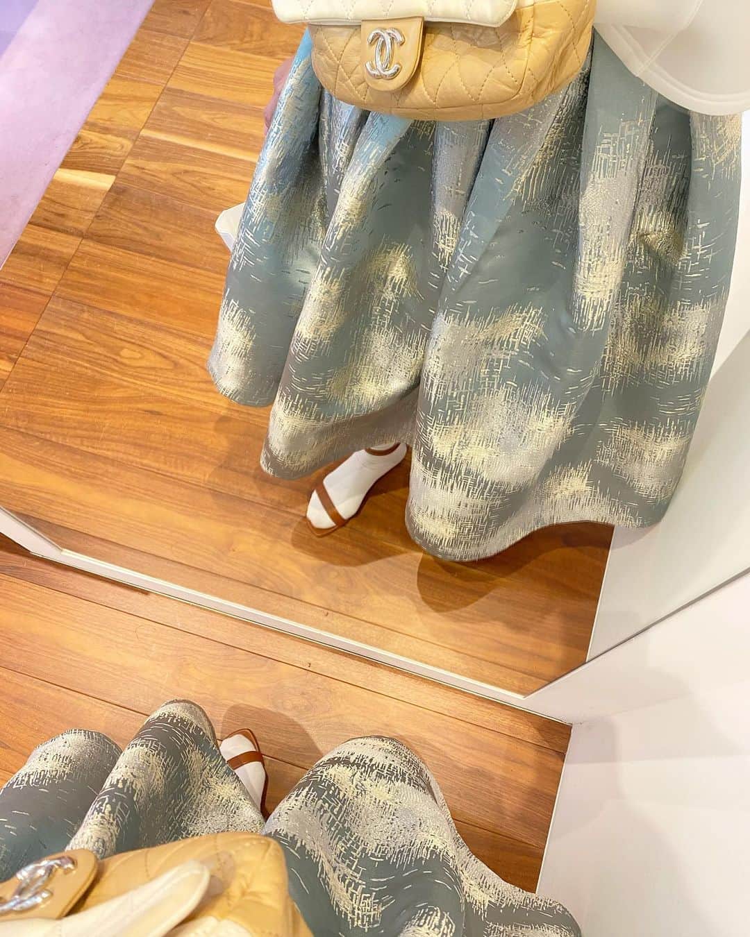 Mai Wakimizuのインスタグラム：「今日のcoordinate♡ジャガードスカート履いてる日は100%の確率で褒められる♡もう今回で何回目の発売かな、ジャガードショートパンツと合わせて明日再入荷します！お昼12時頃からインスタライブを予定しているので、お時間ある方是非ご参加頂けると嬉しいです＼(^o^)／ #wakkinstyle#ootd#coordinate#ママコーデ tops:#linkable @linkable_official(来週29日〜予約販売予定) skirt:#linkable @linkable_official(明日22日再入荷) bag:#chanel shoes:#manoloblahnik」