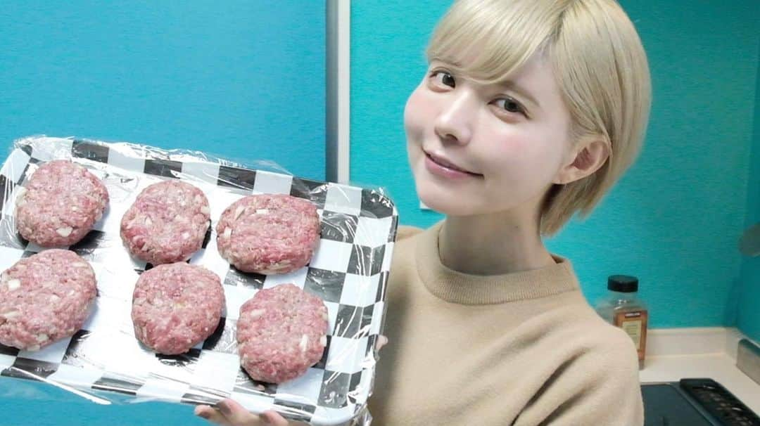 益若つばささんのインスタグラム写真 - (益若つばさInstagram)「男性でも料理初心者でも失敗しないヘルシー　#ダイエットハンバーグ の作り方YouTubeに載せたよ。我が家は毎回これです☺︎簡単で美味しいし料理できるっぽくてオススメ🤫 もうすぐで20万人！ありがとう🥺✨ 増えると出来ることも増えてきて嬉しい！ぜひ登録してくださーい☺️突破したら質問返しとか動画でやろかな。 みんなは何ハンバーグが好き？和風？デミグラス？ケチャップ？ #食欲わかないブルーのキッチン笑 #お豆腐は絹ごしです！」4月21日 20時14分 - tsubasamasuwaka1013