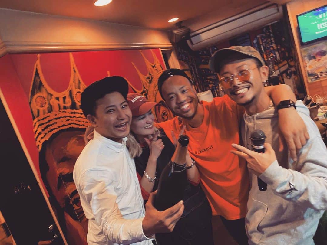 Richesのインスタグラム：「78ちゃんのBARでも元同僚から誕生日お祝いしてもらいました！ あざまるくんです🙏✨✨ そんな僕のバースデーイベントは23〜25日なので皆様よろまるくんです❤️ ・ ・ #リチェス #パリピ #youtube #youtuber #金髪 #黒人 #ハーフ #番号教えて #ガンパリマジック #由比ヶ浜 #tバック #歌舞伎町 #新宿 #東京 #入間 #埼玉 #ガーナ #南魚沼 #新潟 #riches #tokyo #japan #ghana #hiphop #party #love #instagood #happy #followme #follow」
