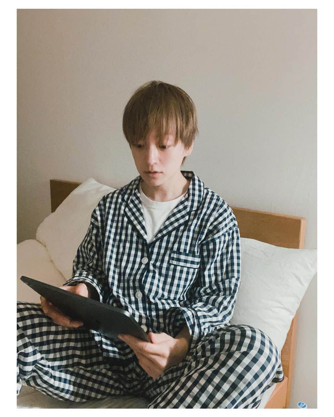 高山都さんのインスタグラム写真 - (高山都Instagram)「お気に入りのパジャマのおかげで、ベッドにいる時間が長くても機嫌よく。 @sleepyjones  最近、素敵なパジャマを少しずつ集めてます。 去年からずっと思ってるんだけどパジャマ作りたいな🤔 🤔🤔 みんなは、どんなパジャマ好きですか？どんなパジャマあったら嬉しい？」4月21日 20時53分 - miyare38