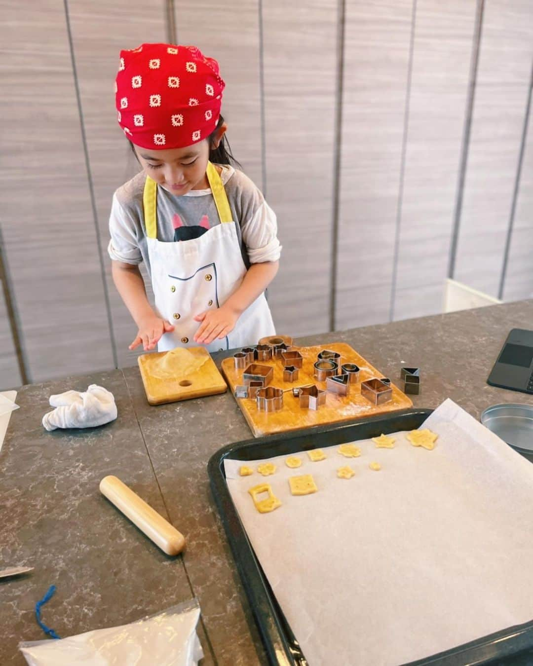 原田沙奈子さんのインスタグラム写真 - (原田沙奈子Instagram)「右上から時計まわりに、 いつもの白雪姫→ラプンツェルだったけど、やっぱりやめてエルサ→普通じゃない白雪姫→シンデレラ  先日、作ってくれたクッキーなんだけど予想をはるかに超えてきた。 （まさか…白雪姫が2人いたとは）  私の退院前日に旦那さんと2人で一生懸命作る姿を電話でずっと観てて、やたらこだわってるなーとは感じていたのだけど。笑  出来上がりを楽しみに途中で電話を切ってお楽しみにすることに。  おかげで、 “ジャジャーーン！”と見せられたクッキーに感動した🤍  プリンセスクッキーがすんごく！美味しい。 旦那さんに聞いたら隠し味はメープルシロップと黒蜜だそう。  次回は一緒に作らせてもらおっと🍪  #アマネ_お料理#クッキー」4月21日 21時12分 - sanakoharada