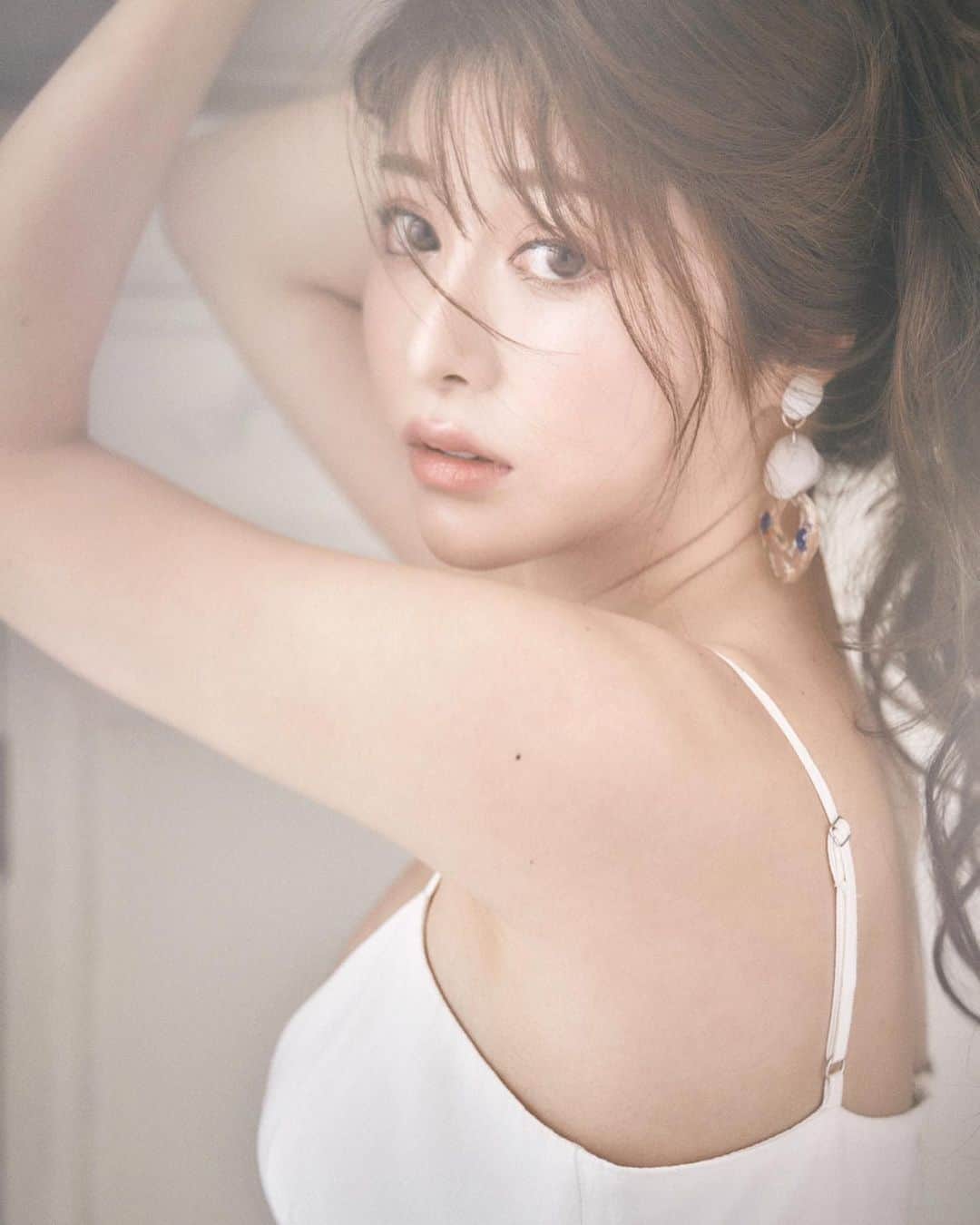 藤咲めいのインスタグラム：「PECHE本日発売です☺️💓 整形や美容などいつも心がけている事について答えています😋✨ 是非チェックしてみて下さい🥰  @peche_magazine   #peche #pechemagazine #撮影 #model #オフショット #整形 #美容 #美容クリニック #美容医療 #雑誌」