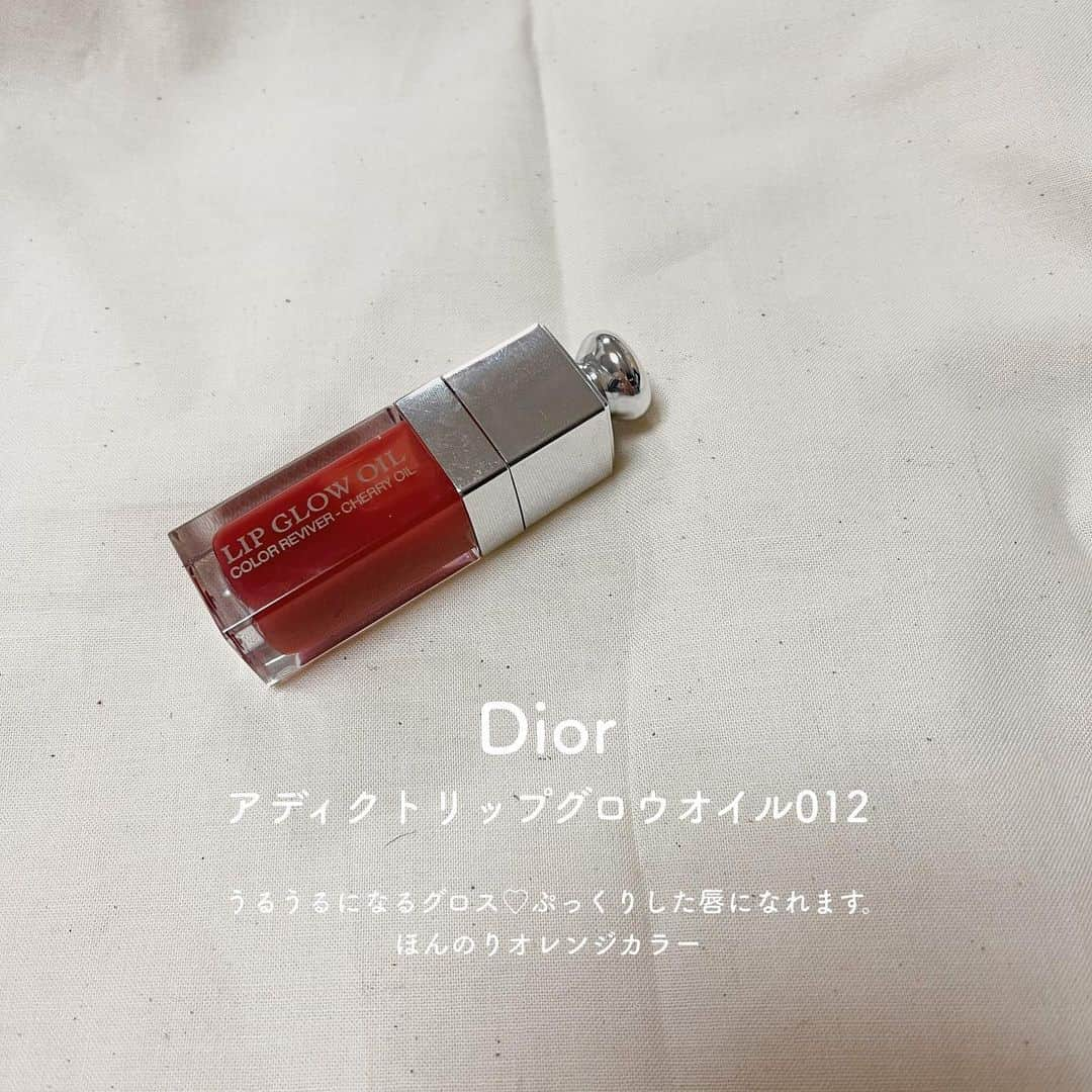 朝長美桜さんのインスタグラム写真 - (朝長美桜Instagram)「what's in my pouch?﻿ ﻿ わたしが持っている沢山のリップの中で﻿ 最近よく使うこの２つ♡♡﻿ ディオールとジェム☺️ ﻿ ﻿ あとは、癒しのハーブオイルやヘアバームです🌿🤍﻿ ハーブオイルはマスクをしていて息苦しくなった時などに﻿ こめかみに塗ったり、香ったりするとスッーと﻿ リラックスできます🕊💛　　﻿ ﻿ 最近のポーチの中はこんな感じです〜〜🌷﻿ ﻿ #リップ#lip#dior#ディオール#アディクトリップグロウオイル#lapeaudegem#ジェムコスメ#ジェミニーリップスティック#ナリン#nahrin#oオイル#ヘアバーム#oskinhair」4月21日 21時16分 - miochan_0517