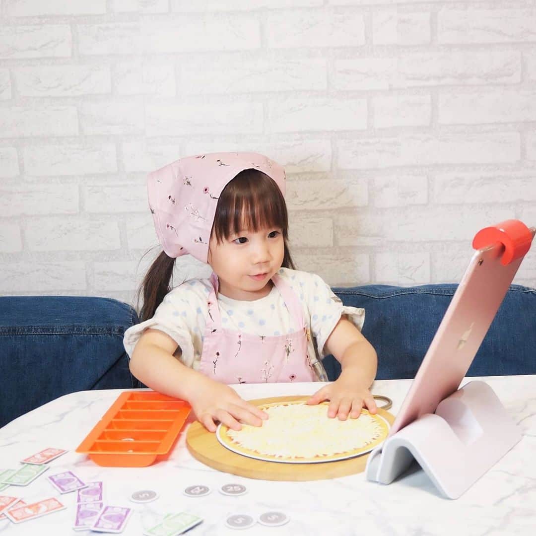 Kuboi Ayumiさんのインスタグラム写真 - (Kuboi AyumiInstagram)「ピザ屋さんになって、おいしいピザを作って遊んでいます。  お客さんから注文を受けて、その通りにピザを作ったり ピザ代金を計算しておつりを払ったり、リアルなお店屋さんごっこが出来て楽しそう！  遊んでいるのは、「Osmo（オズモ）ピザカンパニー」。 ゲーム感覚で遊びながら、プログラミングと算数が学べちゃうんですよ。  OSMO(オズモ)は、全米30,000以上の教室で採用されている最新の知育教材なのですが 今回ご紹介するのは、本格的なピザ屋さんごっこ﻿﻿ができる教材です。  次女がピザを作って、長女が計算をしてと役割分担をして楽しんでいるみたい。 お客さんの表情を見ながら、ちゃんと対応していかないといけないので、 観察力も鍛えられますよ。  売上を上げて、新しいオーブンなど設備を充実させたり、店内の飾り付けを増やすことができるので、はまっています。  ちなみに、OsmoベースとiPadはついていないので、「Osmo（オズモ）ピザカンパニー」だけでは遊べないのでご注意を。  #オズモピザカンパニー　#タブレット学習　#osmo　#PR  #タブレット  #リビング学習 #知育アプリ #幼児教育﻿#キッズアプリ #ごっこ遊び #家庭学習﻿ #自宅学習 #iPad #プログラミング #知育教材」4月21日 21時26分 - himekagami