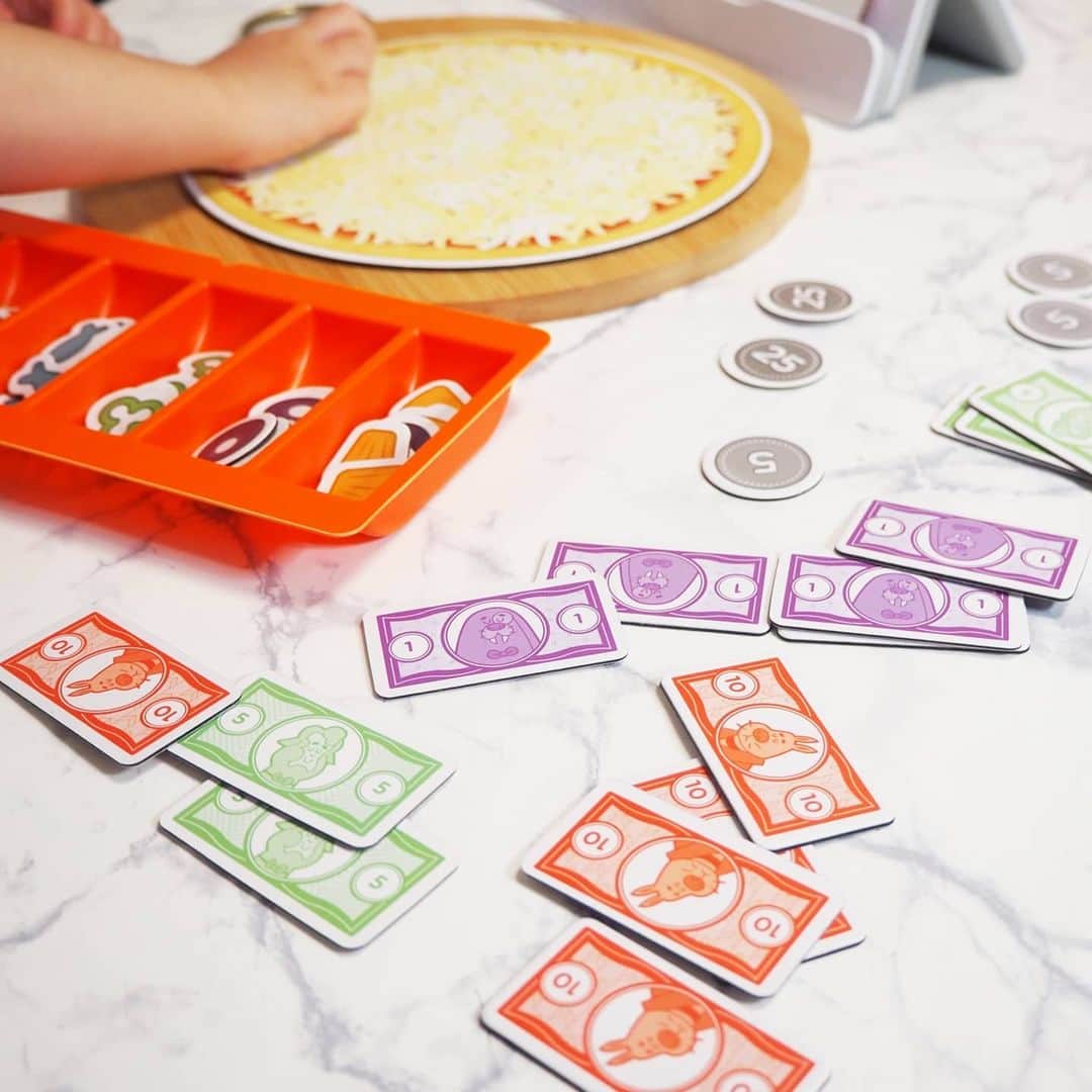 Kuboi Ayumiさんのインスタグラム写真 - (Kuboi AyumiInstagram)「ピザ屋さんになって、おいしいピザを作って遊んでいます。  お客さんから注文を受けて、その通りにピザを作ったり ピザ代金を計算しておつりを払ったり、リアルなお店屋さんごっこが出来て楽しそう！  遊んでいるのは、「Osmo（オズモ）ピザカンパニー」。 ゲーム感覚で遊びながら、プログラミングと算数が学べちゃうんですよ。  OSMO(オズモ)は、全米30,000以上の教室で採用されている最新の知育教材なのですが 今回ご紹介するのは、本格的なピザ屋さんごっこ﻿﻿ができる教材です。  次女がピザを作って、長女が計算をしてと役割分担をして楽しんでいるみたい。 お客さんの表情を見ながら、ちゃんと対応していかないといけないので、 観察力も鍛えられますよ。  売上を上げて、新しいオーブンなど設備を充実させたり、店内の飾り付けを増やすことができるので、はまっています。  ちなみに、OsmoベースとiPadはついていないので、「Osmo（オズモ）ピザカンパニー」だけでは遊べないのでご注意を。  #オズモピザカンパニー　#タブレット学習　#osmo　#PR  #タブレット  #リビング学習 #知育アプリ #幼児教育﻿#キッズアプリ #ごっこ遊び #家庭学習﻿ #自宅学習 #iPad #プログラミング #知育教材」4月21日 21時26分 - himekagami