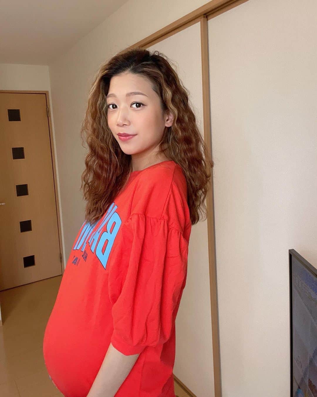 中嶋真緒のインスタグラム：「﻿ ﻿ ﻿ ﻿ さすがにポッコリ🤰体重たい😑 ﻿ ﻿ ﻿ ﻿ #ぷんにーコーデ #妊婦コーデ  #妊婦 #あと少し #新生児グッズ  #里帰り出産」