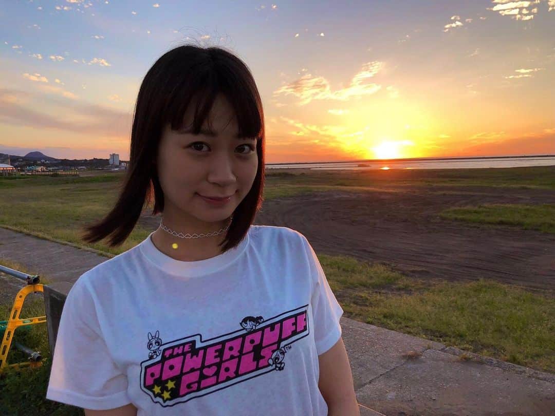 小島夕佳のインスタグラム：「2021.04.17.Sat スチームガールズ新曲初披露  サビの爽快感がとても心地よくてドライブしてるときに聴きたい曲です 振り付けは仮面女子OGメンバーの水沢まいぷぅ❤︎  たくさん愛してくれたら嬉しいです  LOVE☆WAVE -------------- 作詞：Hami　作曲：永田雅規　編曲：GAKU  LOVE☆WAVE with you LOVE☆WAVE…  定められた運命 切り開けよ人生 　塞ぎ込んでも どうせ 答えは出ないよ baby それならここで宣誓 ハッタリかましてOK 　風向きが変われば 光が見えるから  LOVE☆WAVE with you LOVE☆WAVE…  波音感じて深呼吸した　believe in you I promise withyou 交わした約束守りたい もう 僕らは弱くない change my way　1人はみんなの為に みんなは1人に。  負けないで 広がる LOVE☆WAVE　いつか glory glory 掴もう この壁を乗り越えて go way!! 信じよう 疲れても また信じて 広い海も 越えて行く　愛の波を起こそう say yeah OH YEAHHHH!! 戦え!  mic check 1.2. ready? 新たな章の 始まり 扉を開けてさぁ 振り返る時間はない 鐘の音 深く 胸に刻んで 肩を組んで 歩こうよ future moving moving 起こせよ 最終兵器は I love you♡ BAD NEWS だけじゃない 雨上がりの虹が染みる様に 乗り越えた先を見に行こうよ 幸せ掴む準備はもう出来てるの  LOVE☆WAVE with you LOVE☆WAVE…  涙をふいたら立ち上がれ get down! get down! から counter! counter! 失うばかりじゃいられない そう 僕らは弱くない change my way みんなは 1人の為に 1人はみんなに。  受け止めて 絆の LOVE☆WAVE きっと glory glory 掴もう 今より強くなって go way!! 今こそこの波に乗り込む時 愛をもって 毒を制す　みんな使える 魔法 say yeah OH YEAHHHH!!  オレンジ色に輝く 夕陽の温もり 抱き締めた 　don't be afraid! do your best! 胸の不安を溶かす為に　L・O・V・E!!! love is everything!!!  負けないで 広がる LOVE☆WAVE　いつか glory glory 掴もう　この壁を乗り越えて go way!! 信じよう　疲れても また信じて　広い海も越えて行く　愛の波を起こそう say yeah OH YEAHHHH!! YEAHHHH!!　ずっと　OH YEAHHHH!! YEAHHHH!! きっと 愛で世界を救おう!!」