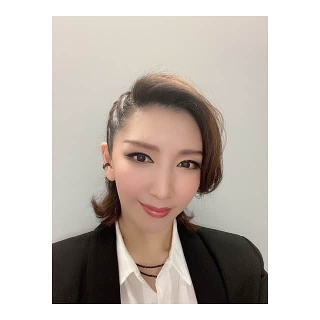 瀬奈じゅんさんのインスタグラム写真 - (瀬奈じゅんInstagram)「﻿ ﻿ 「エリザベートTAKARAZUKA25周年スペシャル・ガラ・コンサート」花組verが終わり、私のこのガラコンサート出演はすべて終了致しました。﻿ ﻿ ５年おきに上演されているこのガラコンサート。﻿ ありがたい事ではありますが、かなり前からのオファーではありました。﻿ そんな先に自分が果たしてトートやルキーニが出来るのだろうか……と、なかなか難しい人生の選択でした。﻿ ﻿ でも昨年の誕生日に「これからは、自分が楽しいな、ワクワクするなと思う事を選択していこう」と決め、出演を決めました。﻿ ﻿ 過密なスケジュールとなり、両現場の皆様にはご迷惑をおかけしてしまいましたが、気持ちよく送り出し、あたたかく迎えて下さった両現場の皆様に感謝です。﻿ ﻿ そして何より、この様な状況の中、足をお運び頂きました皆様、応援して下さっていた皆様、本当にありがとうございました！﻿ ﻿ 宝塚の仲間との絆、宝塚のファンの皆様との絆はやはり素晴らしいものでありました。﻿ 宝塚は皆んなの心を一つにする、もの凄いパワーを持っている事を改めて実感。﻿ ﻿ ﻿ 宝塚という世界に出会えた奇跡に感謝。﻿ ﻿ ﻿ このエリザベートガラコンサートが、一人も欠ける事なく、無事完走出来る事を祈ります！！﻿ ﻿ また改めて思い出綴ります……。﻿ ﻿ ﻿ #エリザベート　﻿ #ガラコンサート　﻿ #トート　﻿ #ルキーニ　﻿ #宝塚　﻿ #ありがとうございました ‼︎﻿ #早速明日から　﻿ #大女優　﻿ #瀬奈じゅん」4月21日 21時39分 - junsena_official