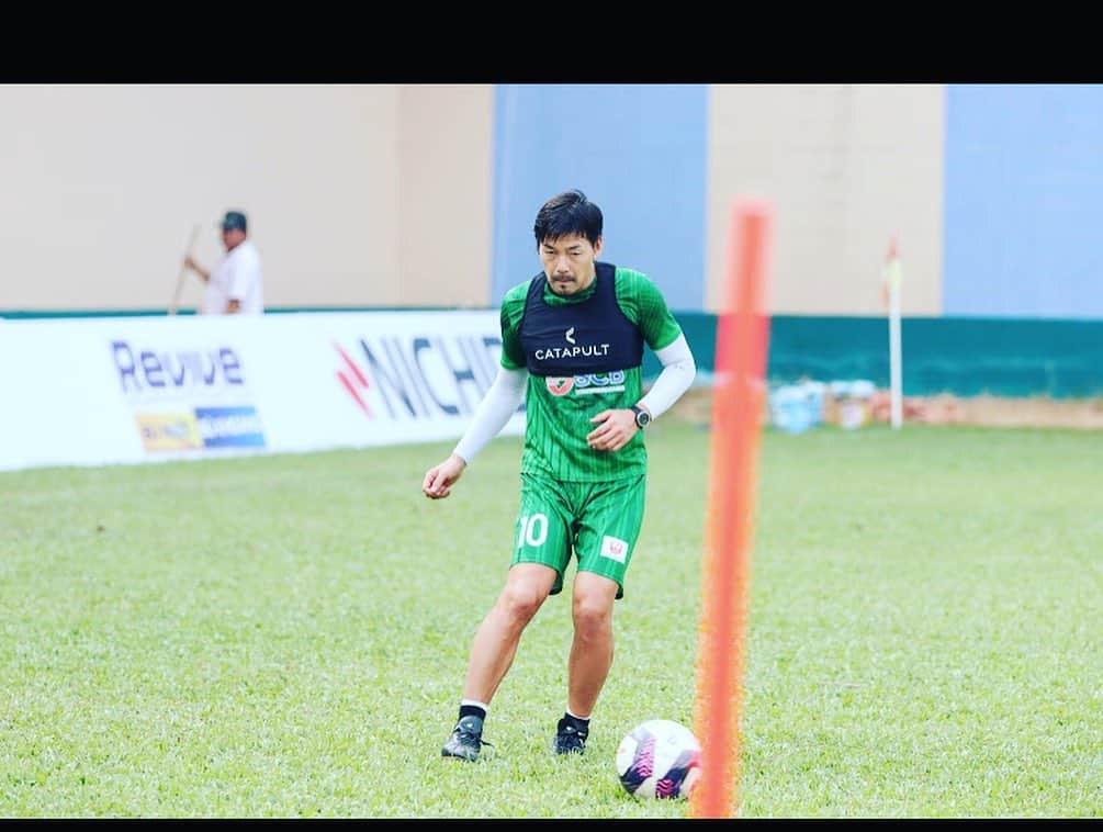 松井大輔さんのインスタグラム写真 - (松井大輔Instagram)「training  練習練習。これからどうなるかはわからないがtrainingあるのみ。 まだ何も決まってない  #集中 #soccer #training #vietnam  #hochiminh  #style #最後まで頑張ろう」4月21日 21時41分 - matsuidaisuke_official