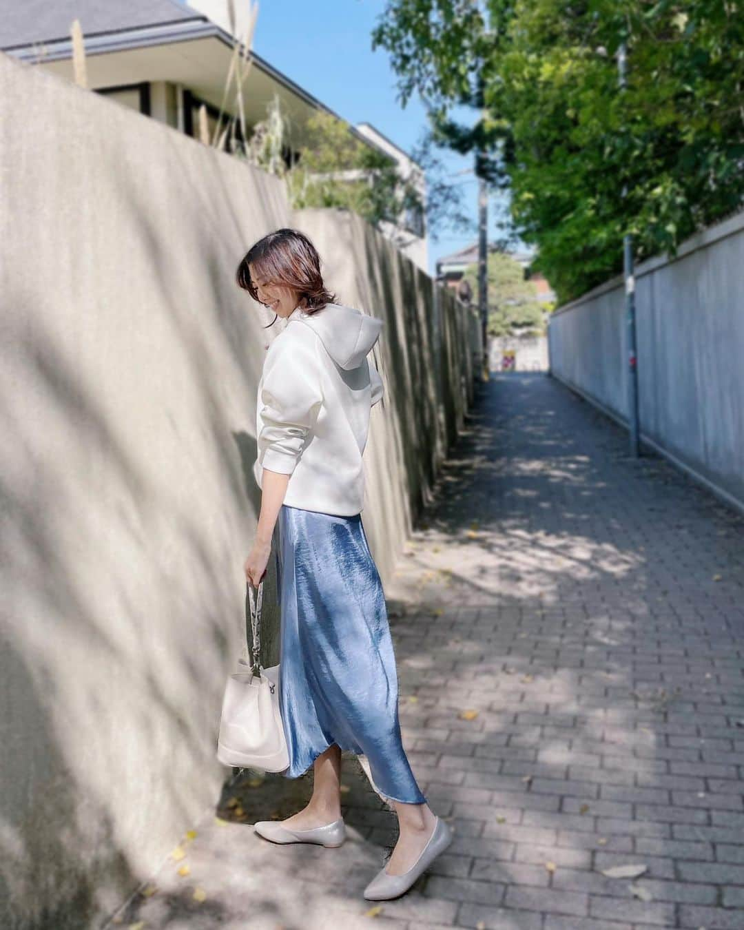 青山美沙子のインスタグラム：「#coordinate ♡﻿ ﻿ ﻿ tops・・ @uniqlo skirt・・ @feerichelu shoes・・ @uniqlo﻿ bag・・ @soglia_official   ﻿ ﻿ ﻿ ﻿ 今年はサテン生地のスカートがずっと欲しくて、フェリーシェルで可愛い色を見つけたのでポチッとしました♡﻿ ﻿ ﻿ ﻿ ﻿ カジュアルにもちょっとしたお出かけにもトップスの合わせ方次第で使えるシーンがたくさんありそうで、これから大活躍になりそうな予感🥳﻿ ﻿ ﻿ ﻿ ﻿ あとパーカーはユニクロのメンズのなんだけど、着心地良過ぎて最高。﻿ ﻿ ﻿ どっちもおすすめ🥳﻿ ﻿ ﻿ ﻿ ﻿ 　　﻿ ﻿ #feerichelu#フェリーシェル#ユニクロ#UNIQLO #soglia#ソグリア」