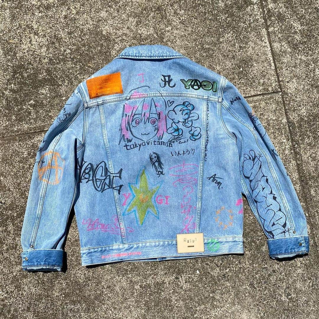 オカモトレイジのインスタグラム：「Many friends drew a graffiti for my LV❤️ みんなに描いてもらった😍🙏🏻 タグ付け20人までしかできなかった😣  #LouisVuittonAnd #LouisVuitton」