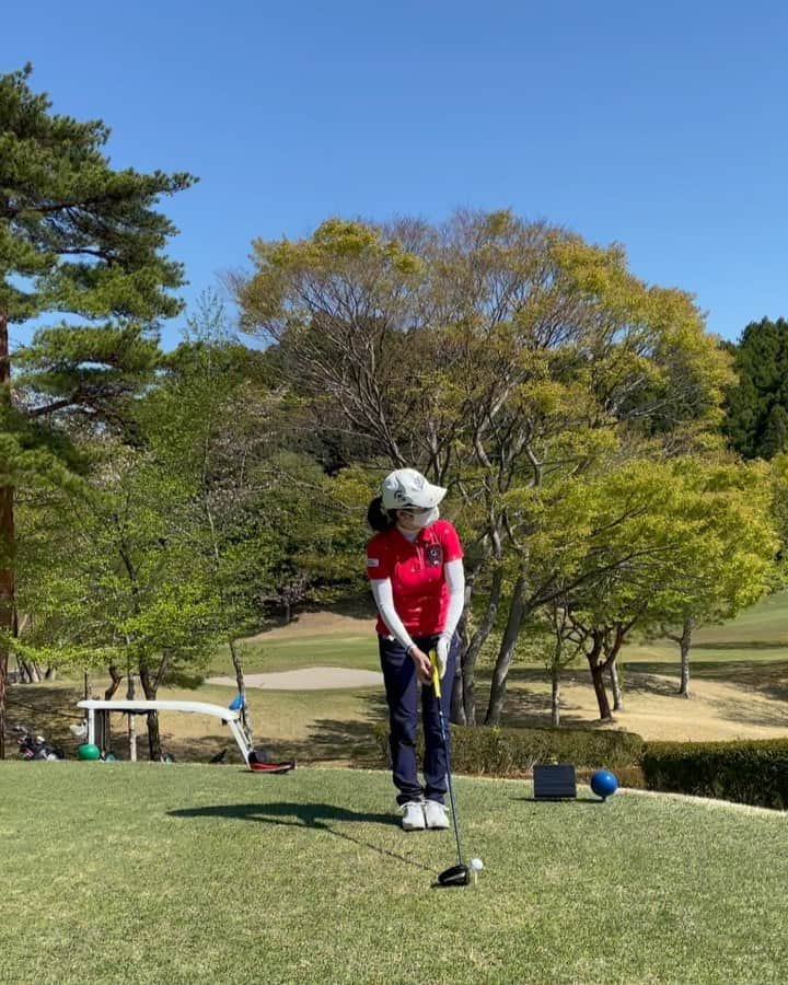 佐藤のぞみのインスタグラム：「10ヶ月ぶりの1ラウンド⛳️✨ 天気が良くて最高でした🙌 18ホール歩くってこんなに体力いるんだって改めてわかった😂 そして早くアプローチパターの感覚取り戻さないと！！ショットは距離落ちてるけどなんとかそこそこ🧐 また頑張ろ🎵  #意地でも歩いた #そしたらつかれた #そりゃそうだ #🤣 #ママゴルファー#ゴルフ女子 #がんばる #golf#golfswing #⛳️#🌳#☀️#ゴルフ場」