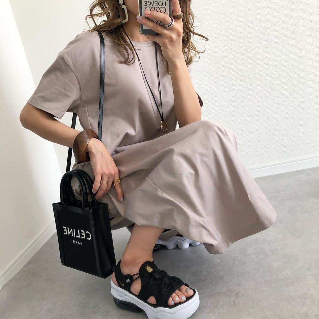 Miyoさんのインスタグラム写真 - (MiyoInstagram)「【GU限定価格】﻿ ﻿ ▷▷▷スワイプ﻿ ﻿ GU限定価格で購入した﻿ #マーセライズドAラインワンピース ❤︎﻿ ﻿ ゆったり着たいのと、丈が欲しかったので﻿ XLサイズにしました⑅◡̈*﻿ これからの時期は﻿ ゆったりワンピースが大活躍👗﻿  エアマックスココ×NIKEの靴下コーデ🧦(5.6枚目)  ﻿ ﻿ ﻿ マーセライズドAラインワンピース…#GU﻿ ジャケット…#UNIQLO#ユニクロ﻿ スニーカー…#NIKE﻿ サンダル…#airmax#エアマックスココ﻿ バッグ…#celine#loewe#beautifulpeople﻿ ネックレス…楽天roomに載せてます﻿ バングル…#zara#ザラ﻿ ﻿ ﻿ ﻿ ﻿ #GUコーデ#GU購入品#UNIQLOコーデ#ユニクロコーデ#ザラジョ#ザラコーデ#ザラジョコーデ#春コーデ#スニーカーコーデ#ワンピース#スポサン#ママファッション#ママコーデ#プチプラコーデ#プチプラファッション#大人カジュアル#カジュアルコーデ#きれいめカジュアル﻿ ﻿ ﻿ ﻿ ﻿ ﻿ ﻿ ﻿」4月21日 22時00分 - miyopu