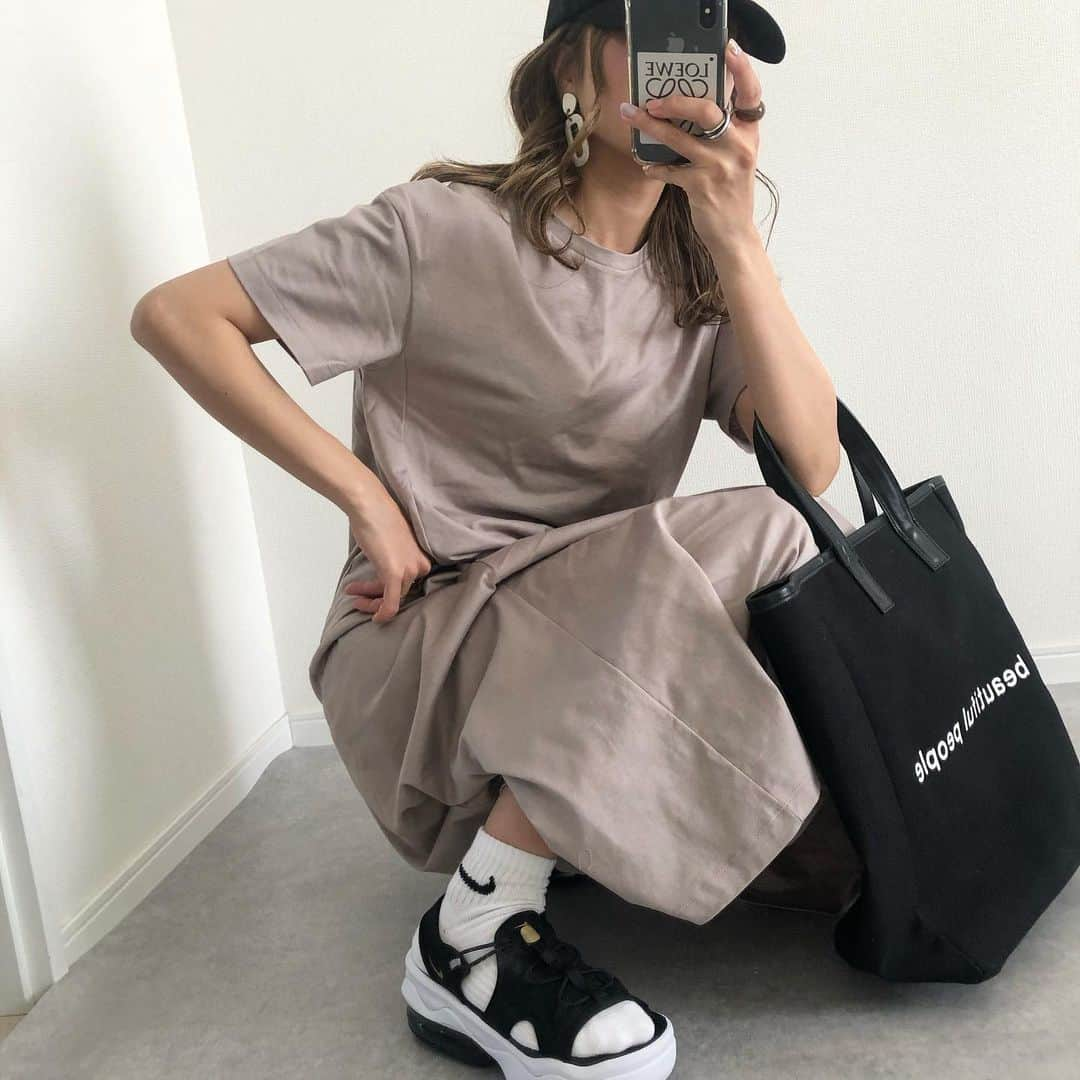 Miyoさんのインスタグラム写真 - (MiyoInstagram)「【GU限定価格】﻿ ﻿ ▷▷▷スワイプ﻿ ﻿ GU限定価格で購入した﻿ #マーセライズドAラインワンピース ❤︎﻿ ﻿ ゆったり着たいのと、丈が欲しかったので﻿ XLサイズにしました⑅◡̈*﻿ これからの時期は﻿ ゆったりワンピースが大活躍👗﻿  エアマックスココ×NIKEの靴下コーデ🧦(5.6枚目)  ﻿ ﻿ ﻿ マーセライズドAラインワンピース…#GU﻿ ジャケット…#UNIQLO#ユニクロ﻿ スニーカー…#NIKE﻿ サンダル…#airmax#エアマックスココ﻿ バッグ…#celine#loewe#beautifulpeople﻿ ネックレス…楽天roomに載せてます﻿ バングル…#zara#ザラ﻿ ﻿ ﻿ ﻿ ﻿ #GUコーデ#GU購入品#UNIQLOコーデ#ユニクロコーデ#ザラジョ#ザラコーデ#ザラジョコーデ#春コーデ#スニーカーコーデ#ワンピース#スポサン#ママファッション#ママコーデ#プチプラコーデ#プチプラファッション#大人カジュアル#カジュアルコーデ#きれいめカジュアル﻿ ﻿ ﻿ ﻿ ﻿ ﻿ ﻿ ﻿」4月21日 22時00分 - miyopu