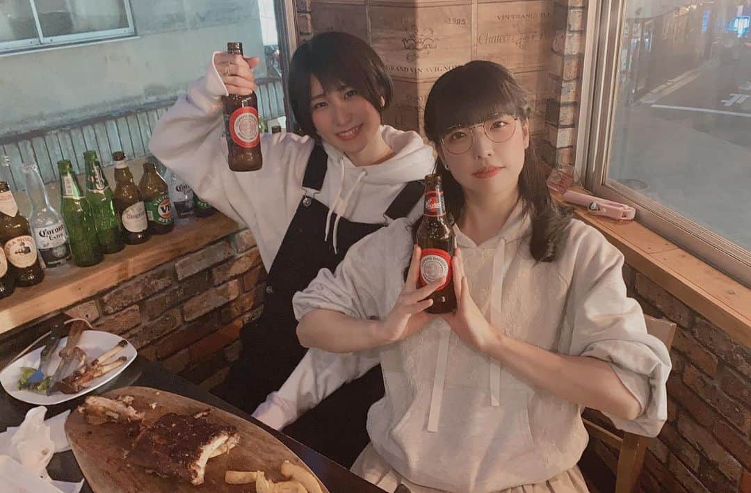 来栖うさこさんのインスタグラム写真 - (来栖うさこInstagram)「【生配信🥩ありがとうございました‼️】 . foo dee’s Ribs ＆ BBQ grill House 浅草駅１分！フォローしてね☺️ @foo_dees  .  ▶︎生配信のアーカイブも残しました◀︎  https://youtu.be/YVjyh32MZq0 . 合言葉『来栖うさこ🥸』って言ったら、✨大きいソーセージ✨もらえます❤️ . 1,000gあったのに完食🤣🔥 肉がふわふわで柔らかくてぺろり . オーストラリアのビール🍺はじめて飲んだんやけど、飲みやすくてジュースのようだった😳✨ . あと、生ハムとアボガドマジ美味い。 . . . .  #来栖うさこ  #齧り付きたいお尻 #愛媛県産グラドル #グラドル #グラビア #ショートカット女子 #お尻 #model #cosplayer #浅草 #asakusa  #抹茶らて利休 #肉スタグラム」4月21日 22時03分 - kurusu_usako