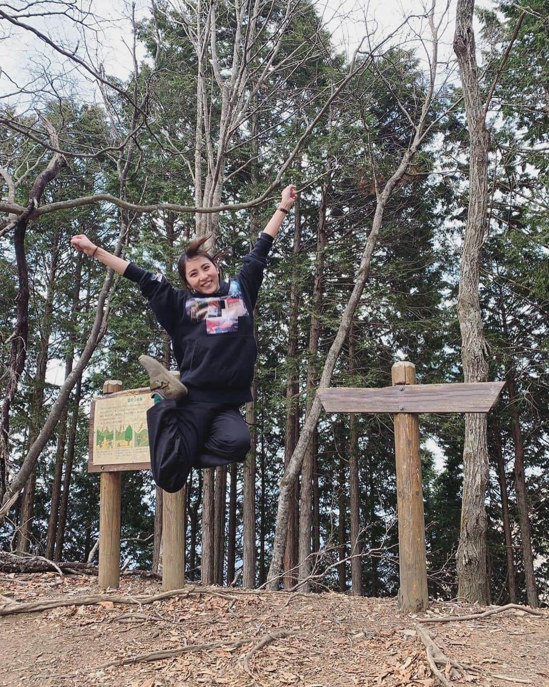 石川恋さんのインスタグラム写真 - (石川恋Instagram)「山でもjump⛰ 前回あげたジャンプについて"顔がヤバイ！" とのご意見を多数いただいたので、、！笑 可愛いめのチアジャンプをしたよ🤣 でも、結局それでは飽き足らずいつものジャンプで〆。笑 #元チア部」4月21日 22時03分 - ren_ishikawa