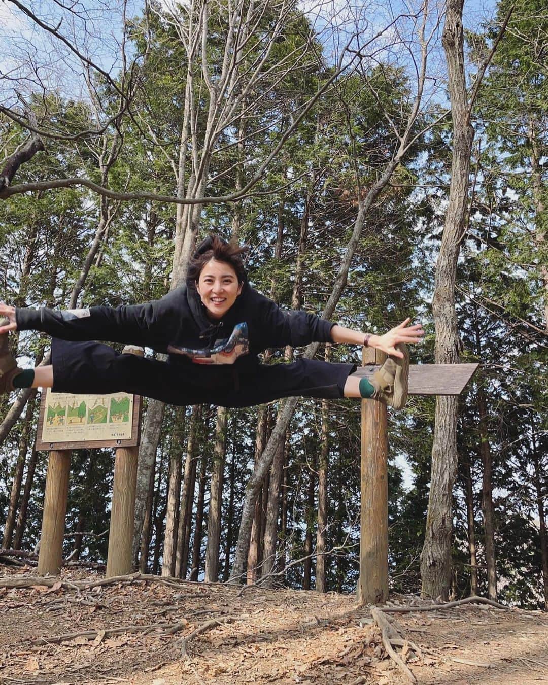 石川恋さんのインスタグラム写真 - (石川恋Instagram)「山でもjump⛰ 前回あげたジャンプについて"顔がヤバイ！" とのご意見を多数いただいたので、、！笑 可愛いめのチアジャンプをしたよ🤣 でも、結局それでは飽き足らずいつものジャンプで〆。笑 #元チア部」4月21日 22時03分 - ren_ishikawa