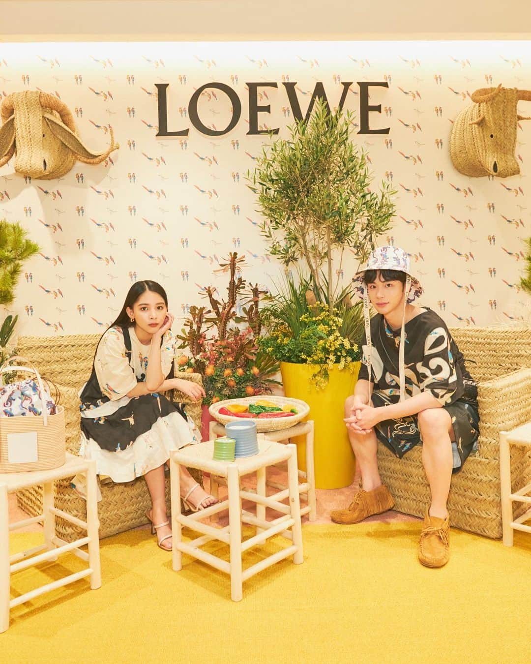 ミチさんのインスタグラム写真 - (ミチInstagram)「LOEWE PAULA'S IBIZA 2021 POP UPお邪魔しました🍹 ちょっと旅行気分になれてワクワクする空間でした🩴🌊💙 クローゼットに夏のアイテムが増えていくの、楽しみ！ #LOEWE #LOEWEpaulas #sponsored @isetan_shinjuku」4月21日 22時13分 - mi0306chi