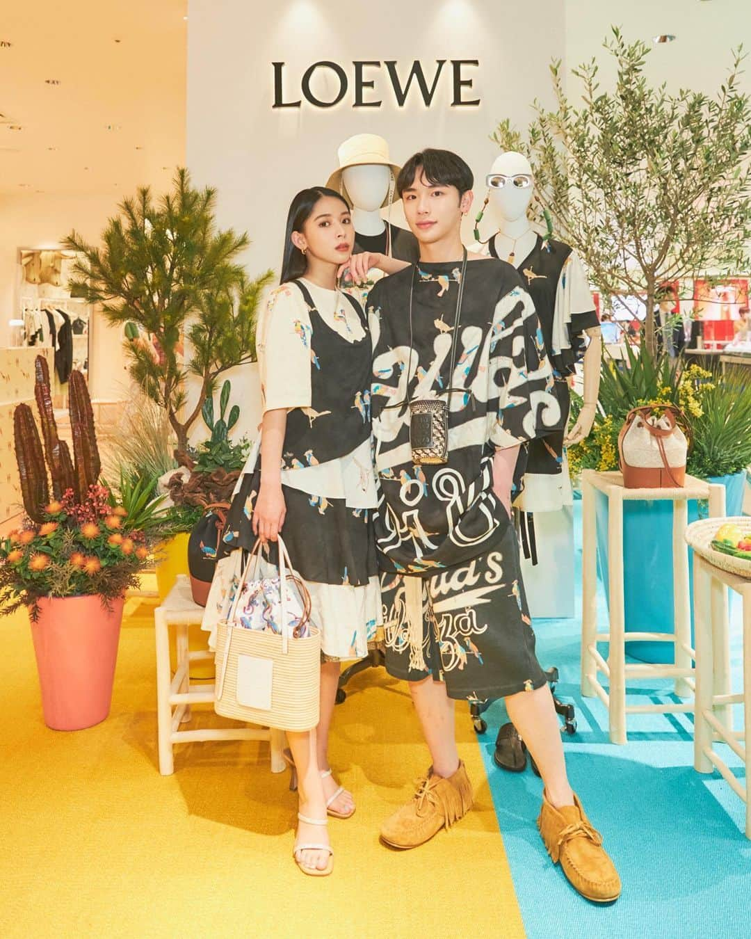 ミチさんのインスタグラム写真 - (ミチInstagram)「LOEWE PAULA'S IBIZA 2021 POP UPお邪魔しました🍹 ちょっと旅行気分になれてワクワクする空間でした🩴🌊💙 クローゼットに夏のアイテムが増えていくの、楽しみ！ #LOEWE #LOEWEpaulas #sponsored @isetan_shinjuku」4月21日 22時13分 - mi0306chi