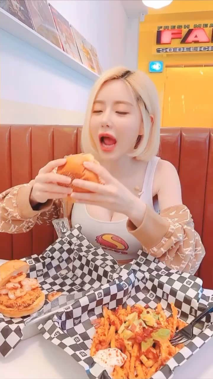 Dj Sodaのインスタグラム：「오랜만에 먹방!!🍔❤️」